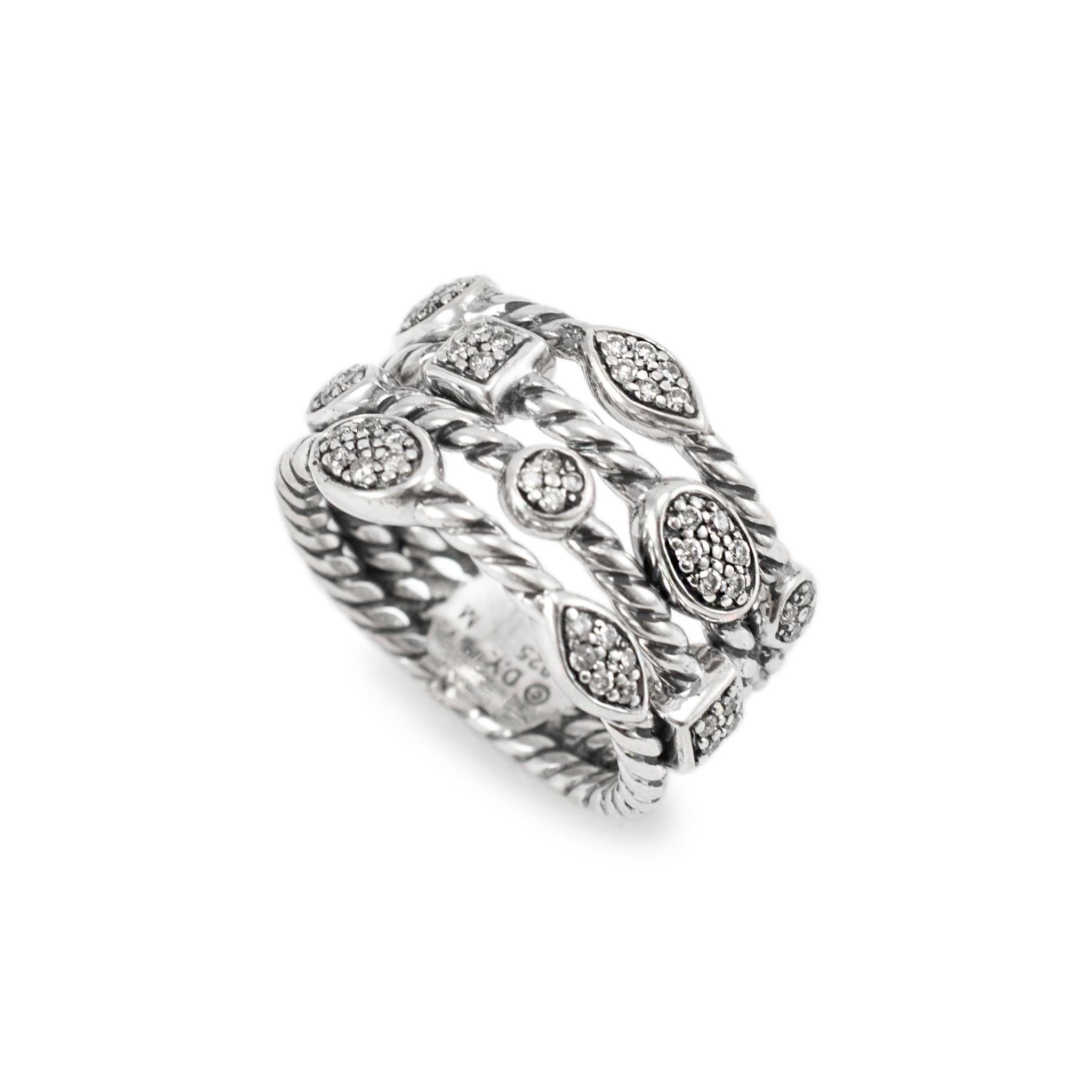 Marke: David Yurman

Geschlecht: Damen

Metall Typ: 925 Sterling Silber

Ringgröße: 6

Breite: 12,20 mm

Gewicht: 7,04 Gramm

Silberner Diamant-Cocktailring für Damen mit geflochtenem/gedrehtem Schaft. Die Marke 