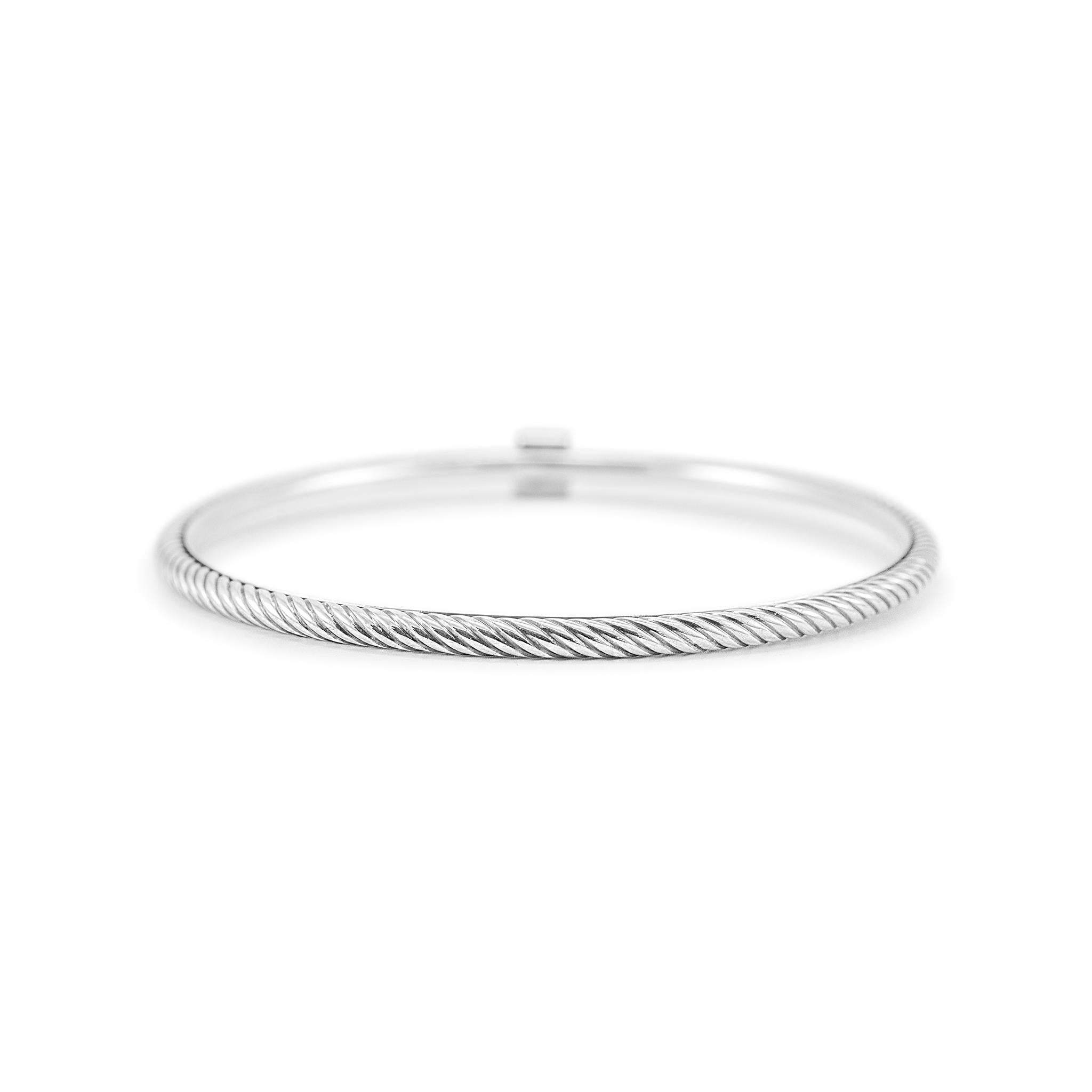 Geschlecht: Unisex

Metall Typ: 925 Sterling Silber

Länge: 7,50 Zoll

Breite: 3,00 mm

Gewicht: 15,78 Gramm

Designer-Armband aus strukturiertem und poliertem Silber mit Diamanten. Das Metall wurde getestet und als 925 (STERLING) Silber bestimmt.