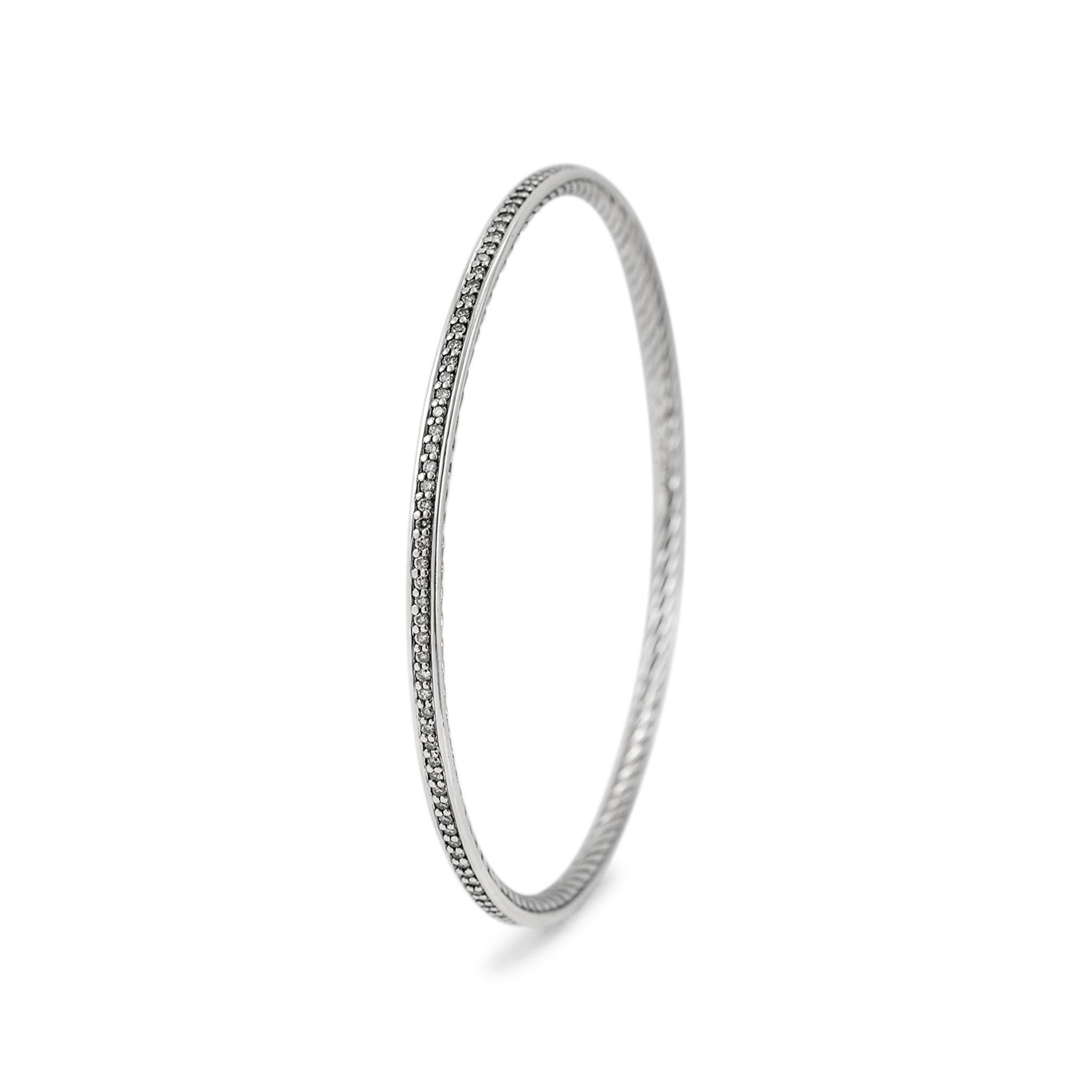 Marke: David Yurman

Geschlecht: Damen

Metall Typ: 925 Sterling Splitter

Länge: 7,50 Zoll

Breite: 2.85 mm

Gewicht: 11,45 Gramm

Damen Silber Diamant Armreif Armband. Das Metall wurde getestet und als 925 (STERLING) Silber bestimmt. Graviert mit