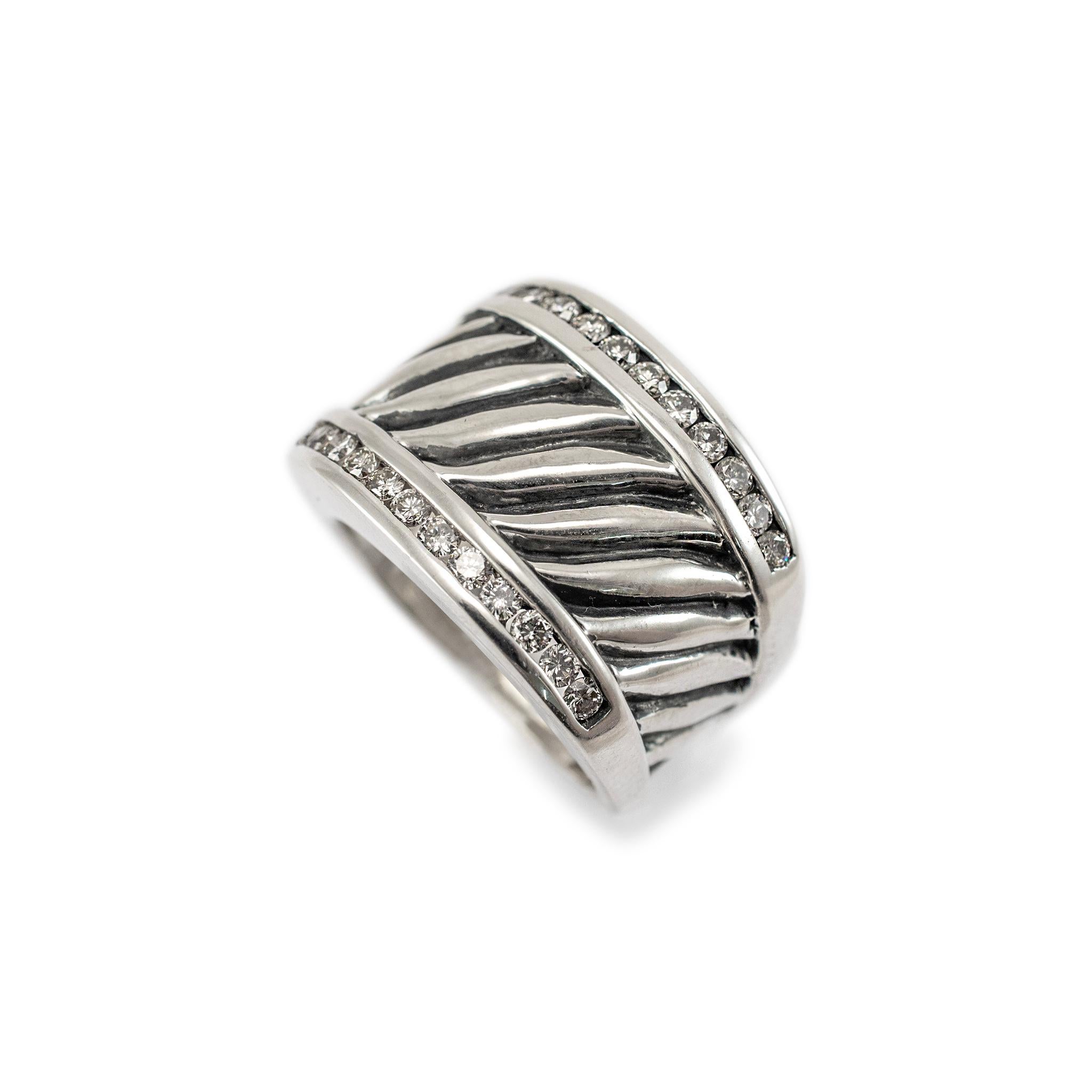 Marke: David Yurman

Geschlecht: Damen

Metall Typ: 925 Sterling Silber 

Gesang Größe: 4

Breite: 14,45 mm, verjüngt auf 6,10 mm

Gewicht: 9.95 Gramm

Designer-gefertigtes, strukturiertes und poliertes Silberband mit Diamanten und einem weichen,