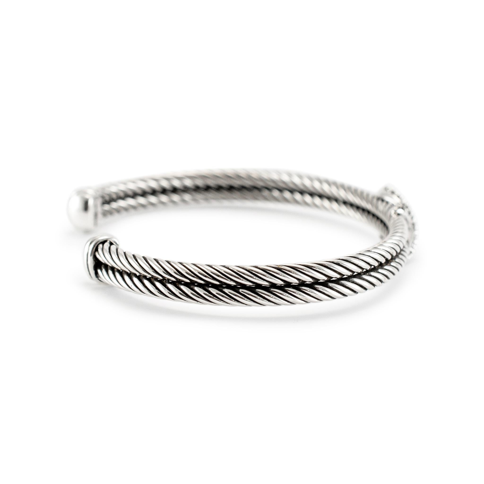Marke: David Yurman

Geschlecht: Damen

Metall Typ: 925 Sterling Silber

Länge: 6,00 Zoll 

Breite: 5,80 mm

Gewicht: 17,77 Gramm

Damen Designer gemacht texturiert & poliert Silber, Diamant Manschette Armband. Das Metall wurde getestet und als 925