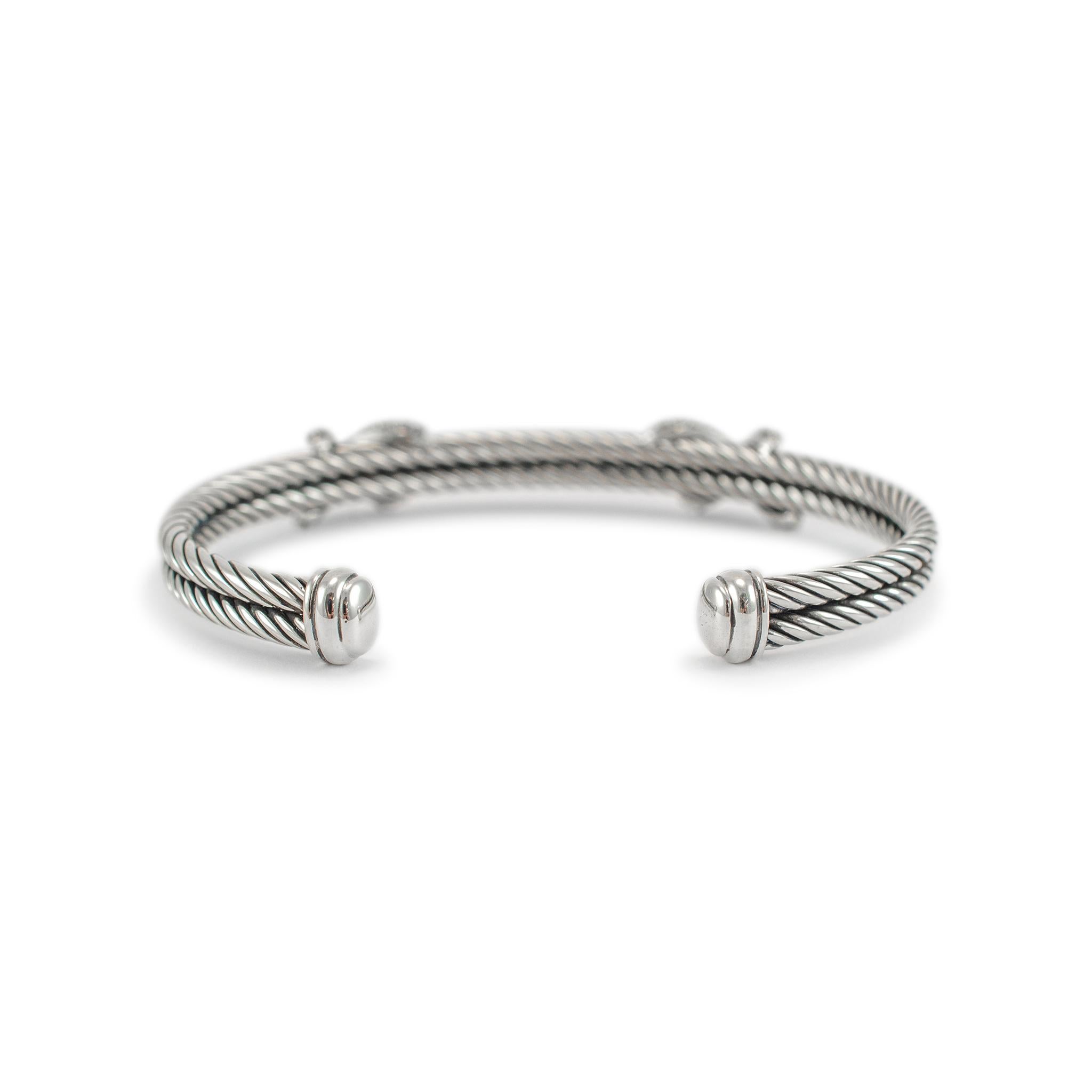 Marke: David Yurman

Geschlecht: Damen

Metall Typ: 925 Sterling Silber

Länge: 6,00 Zoll 

Breite: 5,80 mm

Gewicht: 18,82 Gramm

Silbernes Diamant-Armband mit Manschette. Das Metall wurde getestet und als 925 (STERLING) Silber bestimmt. Graviert