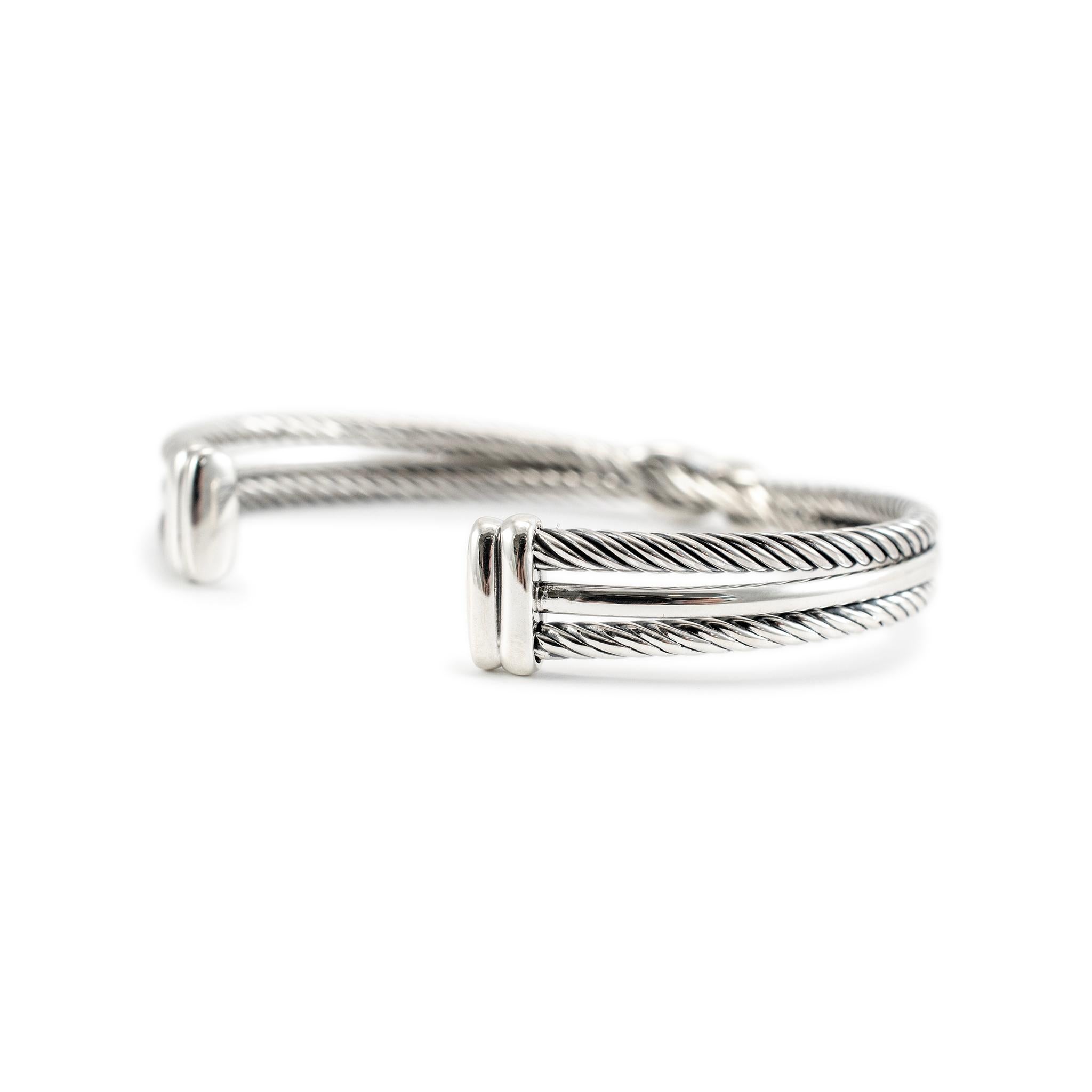 Marke: David Yurman

Geschlecht: Damen

Metall Typ: 925 Sterling Silber

Länge: 6,50 Zoll

Breite: 9,00 mm Verjüngung auf 7,00 mm

Gewicht: 23.45 Gramm

Silbernes Damen-Diamant-Armband mit Manschette. Das Metall wurde getestet und als 925 (STERLING)