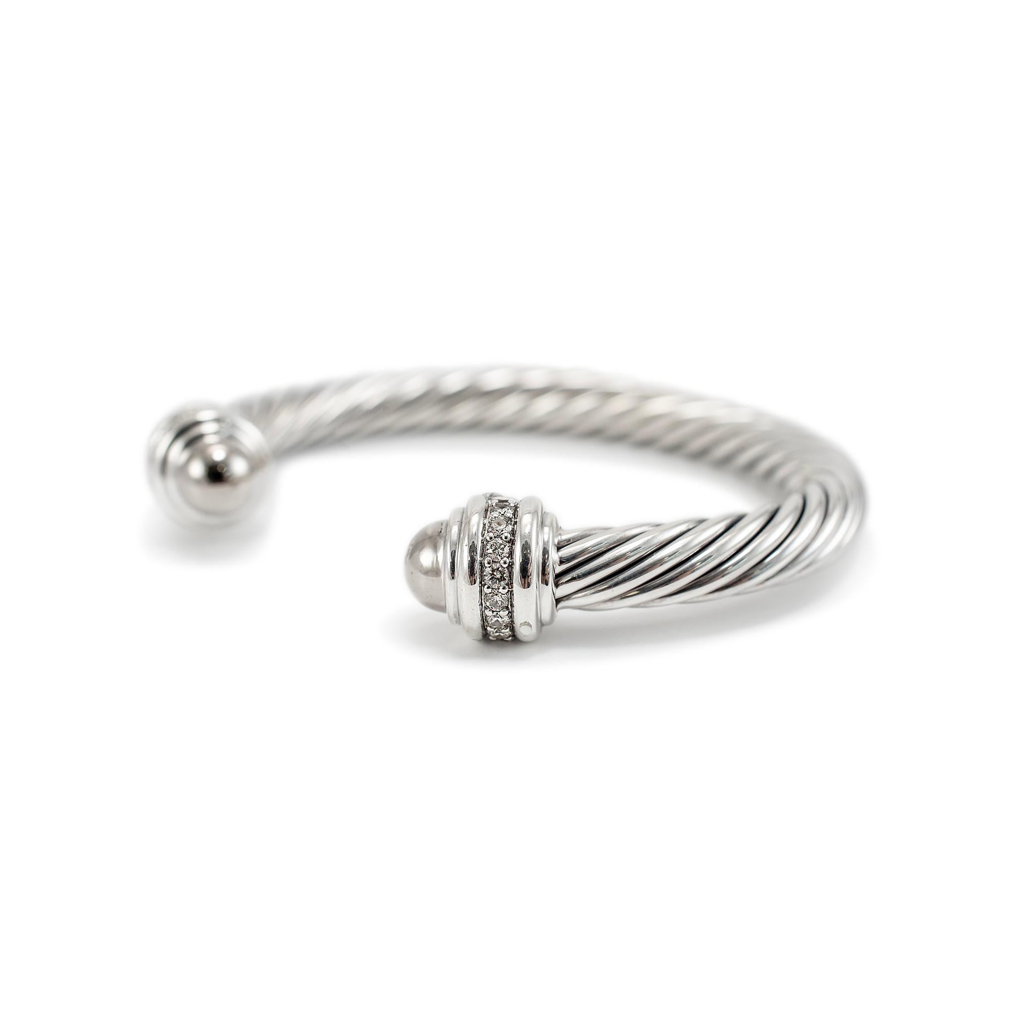 Marke: David Yurman

Geschlecht: Damen

Metall Typ: 925 Sterling Silber

Länge: 6,00 Zoll

Breite: 7,00 mm

Gewicht: 43,92 Gramm

Silbernes Damen-Diamant-Armband mit Manschette. Das Metall wurde getestet und als 925 (STERLING) Silber bestimmt.