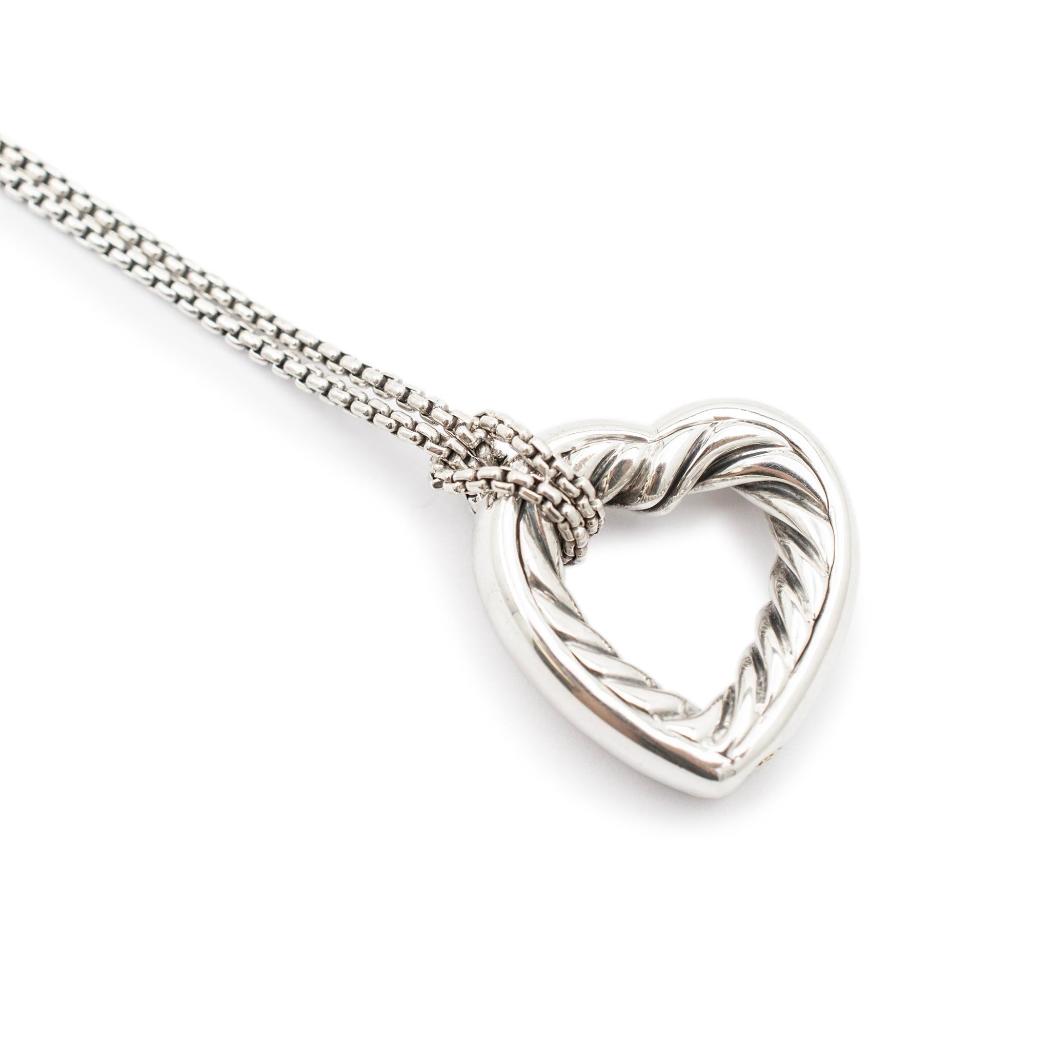 Marke: David Yurman

Geschlecht: Damen

Metall Typ: 925 Sterling Silber

Länge: 17,00 Zoll

Länge des Anhängers: 25 mm

Breite der Kette: 1,89 mm

Gesamtgewicht: 17,33 Gramm

Einsträngiges Halsband aus Silber und 18 Karat Gelbgold. Graviert mit