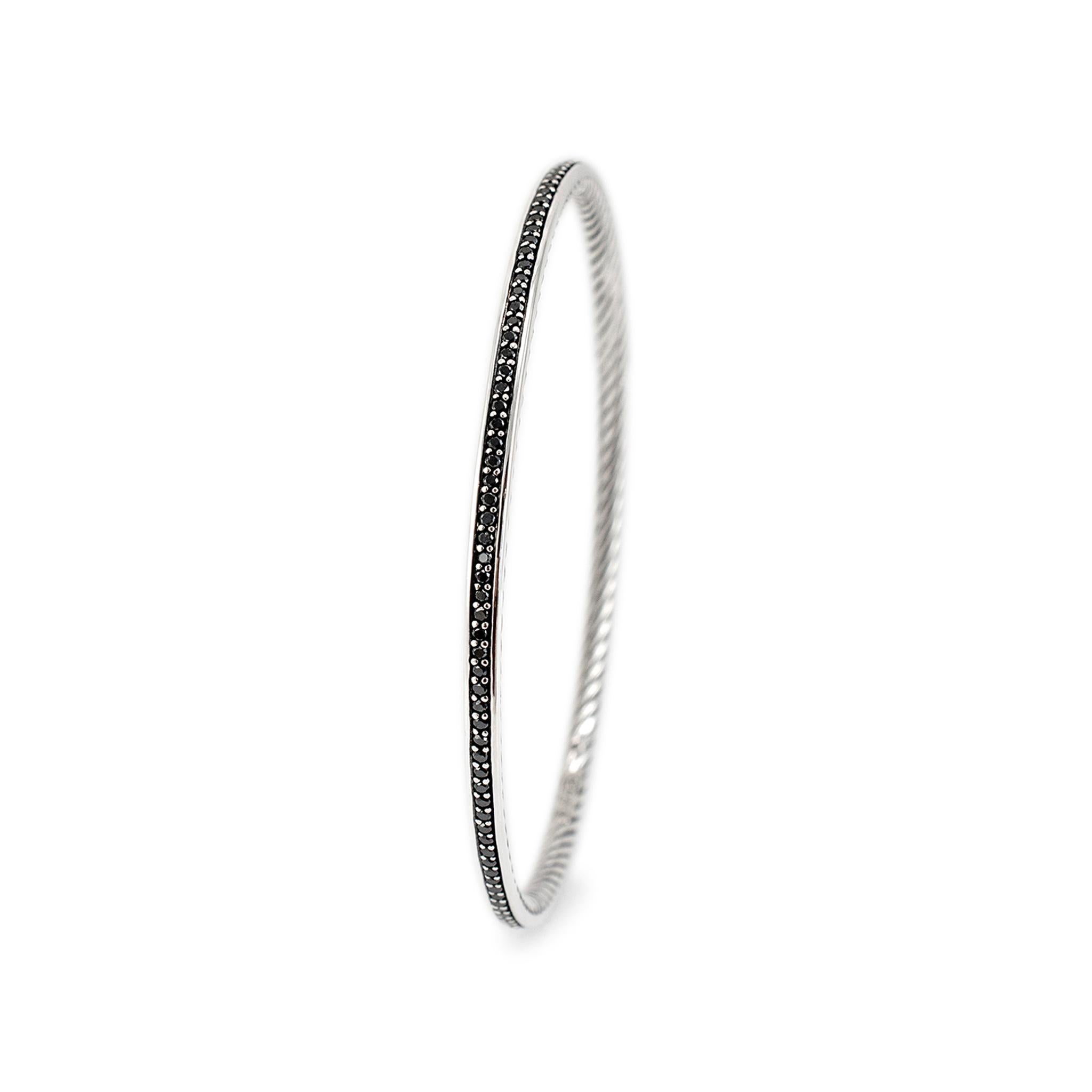 Marke: David Yurman

Geschlecht: Unisex

Metall Typ: 925 Sterling Silber

Länge: 7,50 Zoll 

Breite: 3,00 mm

Gewicht: 13,38 Gramm

DAVID YURMAN Diamant-Armband aus strukturiertem und poliertem Silber. Das Metall wurde getestet und als 925
