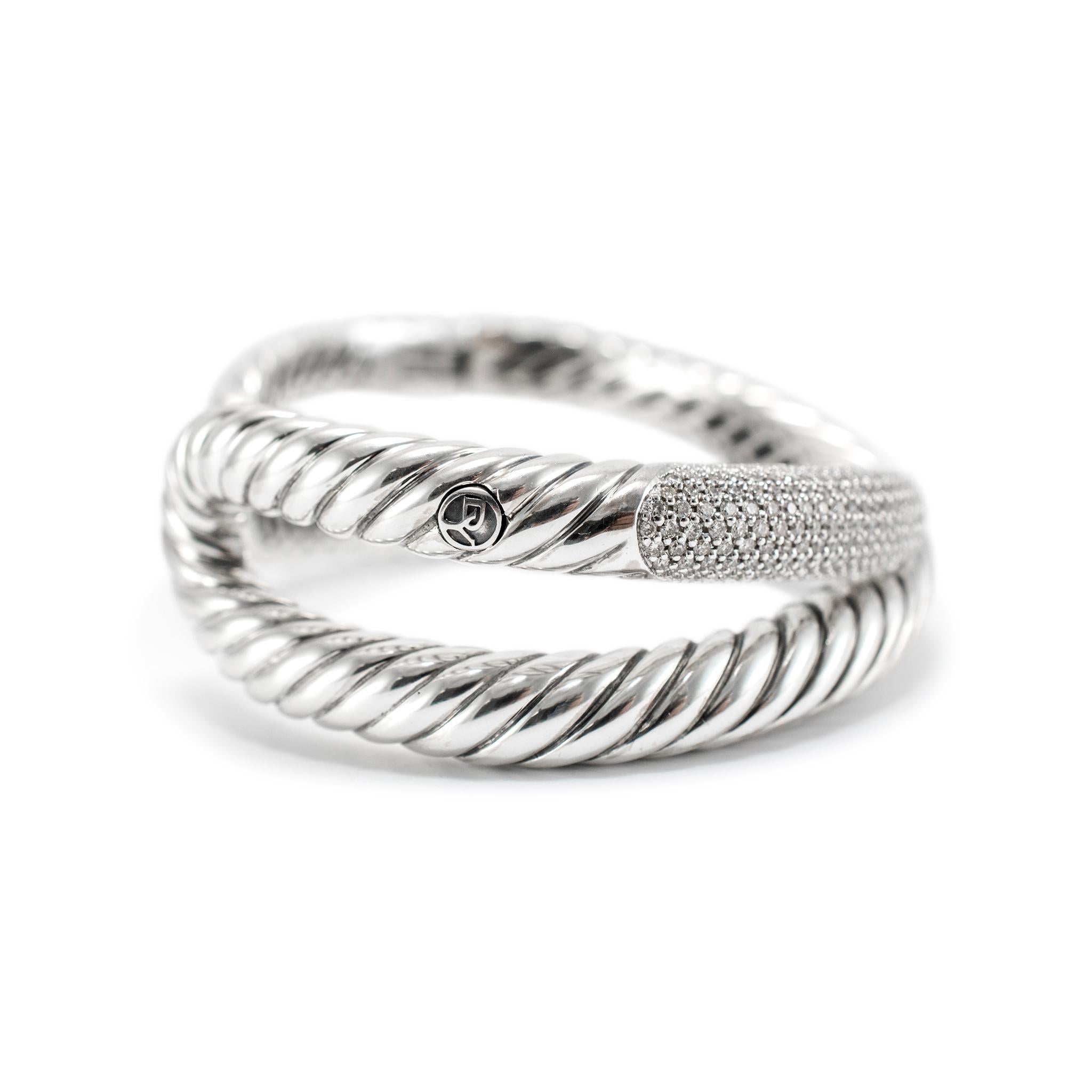 Marke: David Yurman

Geschlecht: Damen

Metall Typ: 925 Sterling Silber & Edelstahl

Länge: 6,00 Zoll

Breite: 20,30 mm, verjüngt auf 6,75 mm 

Gewicht: 48,53 Gramm

Diamantarmband aus Silber und Edelstahl für Damen. Die Metalle wurden getestet und