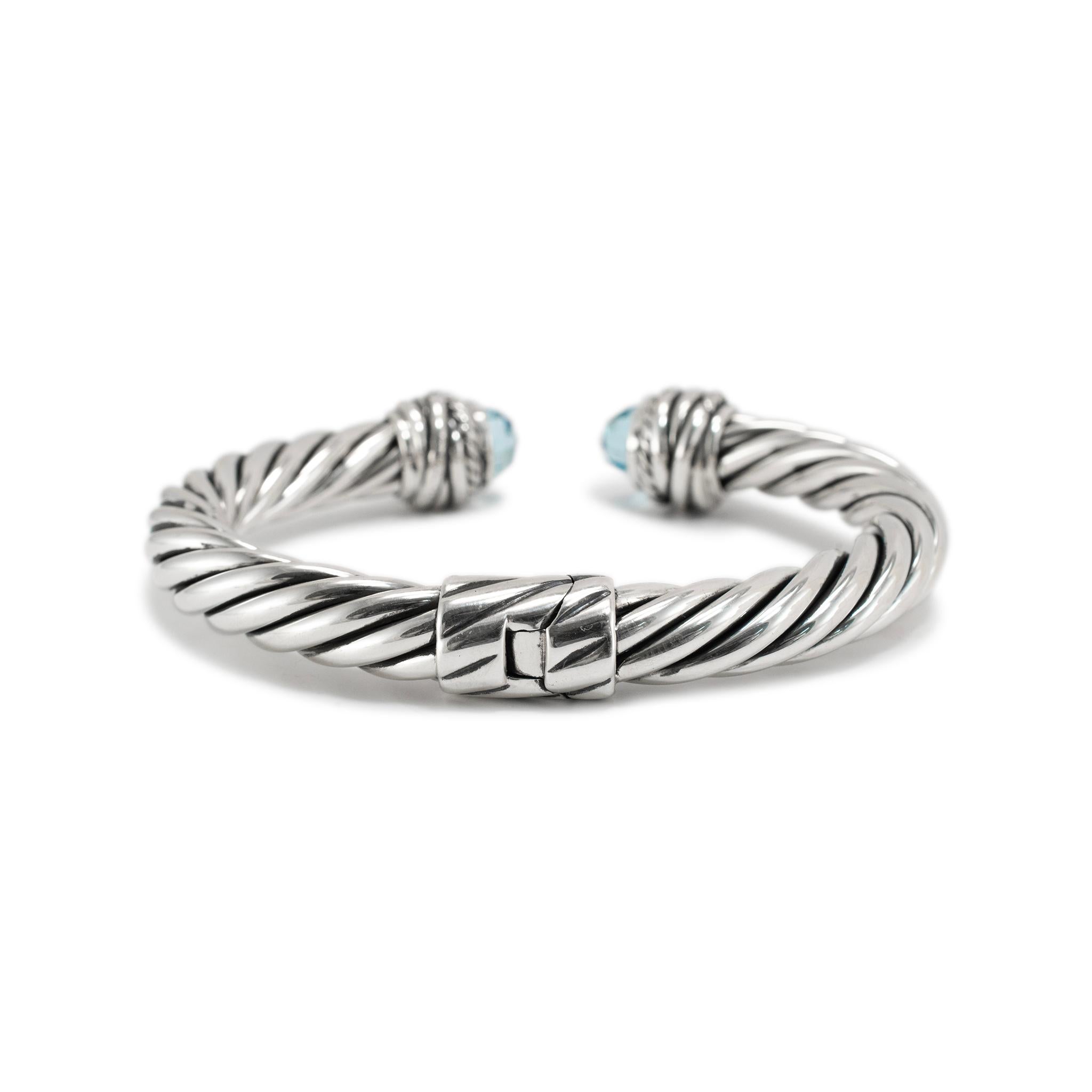 Marchio: David Yurman

Genere: Donna

Tipo di metallo: 

Lunghezza: 6.50 pollici

Larghezza: 12,70 mm

Peso: 44,25 grammi

Bracciale da donna David Yurman in argento, diamanti e topazio blu. Inciso con 
