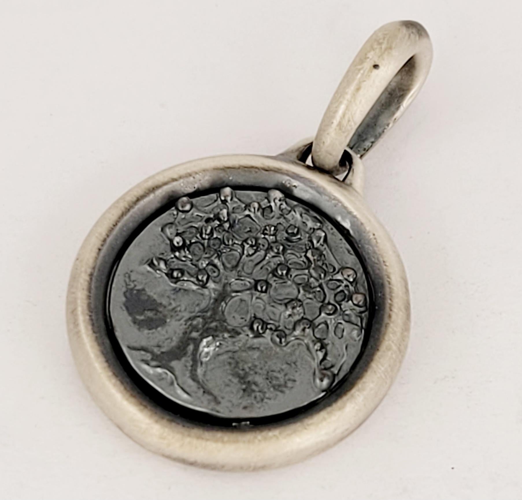 Brand David Yurman
Material Sterling Silver 925
Amulet Dimension 19mm X 19mm
Pendant Length with Bail 30mm
Pendant Weight 6.6gr
Gender Men
Condition New, never worn
Comes with David Yurman pouch