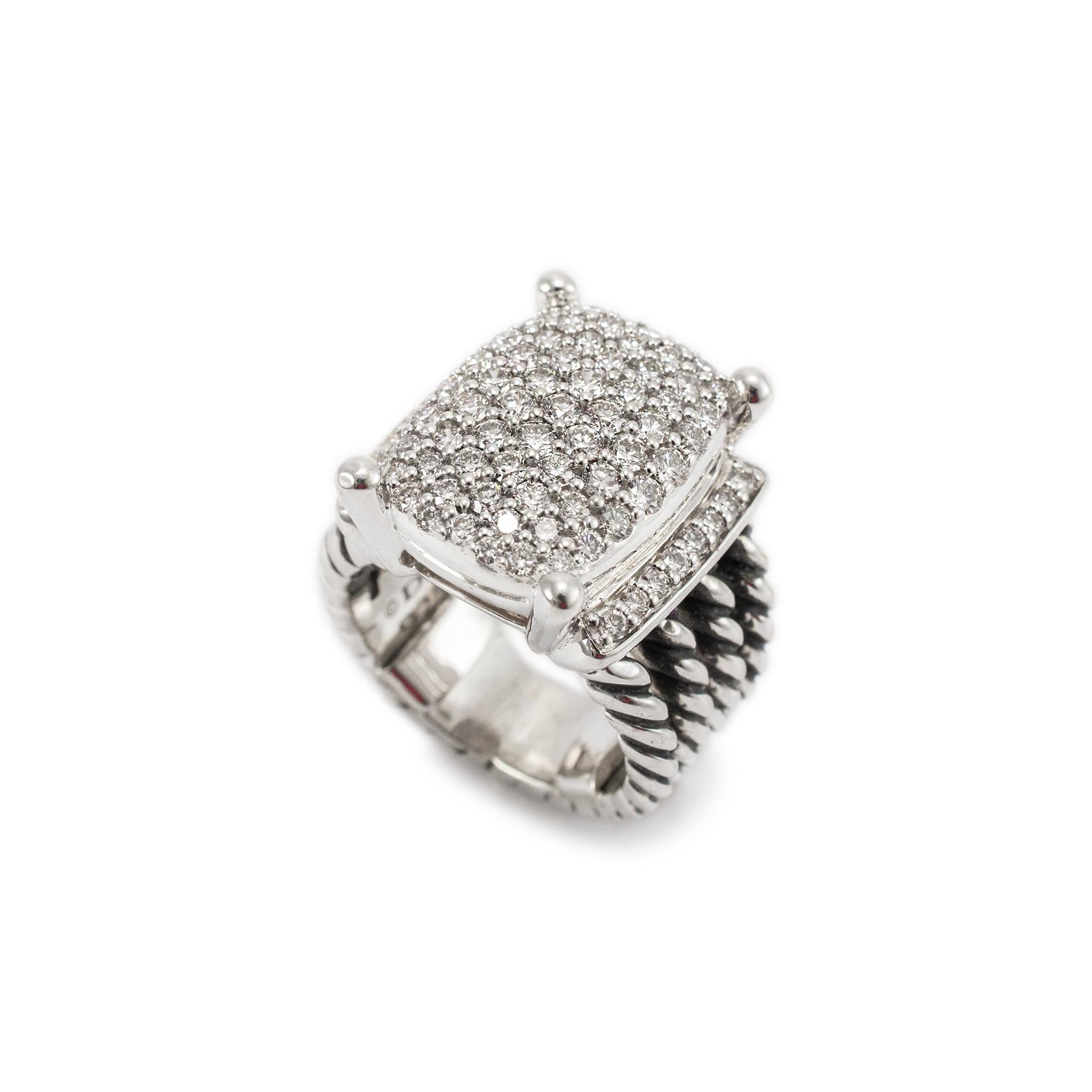 Marke: David Yurman

Geschlecht: Damen

Metall Typ: 925 Sterling Silber

Ringgröße: 2

Breite: 16,70 mm, verjüngt auf 5,75 mm

Gewicht: 11,15 Gramm

Damen-Cocktailring aus strukturiertem und poliertem Silber mit Diamanten und passgenauem Schaft. Das