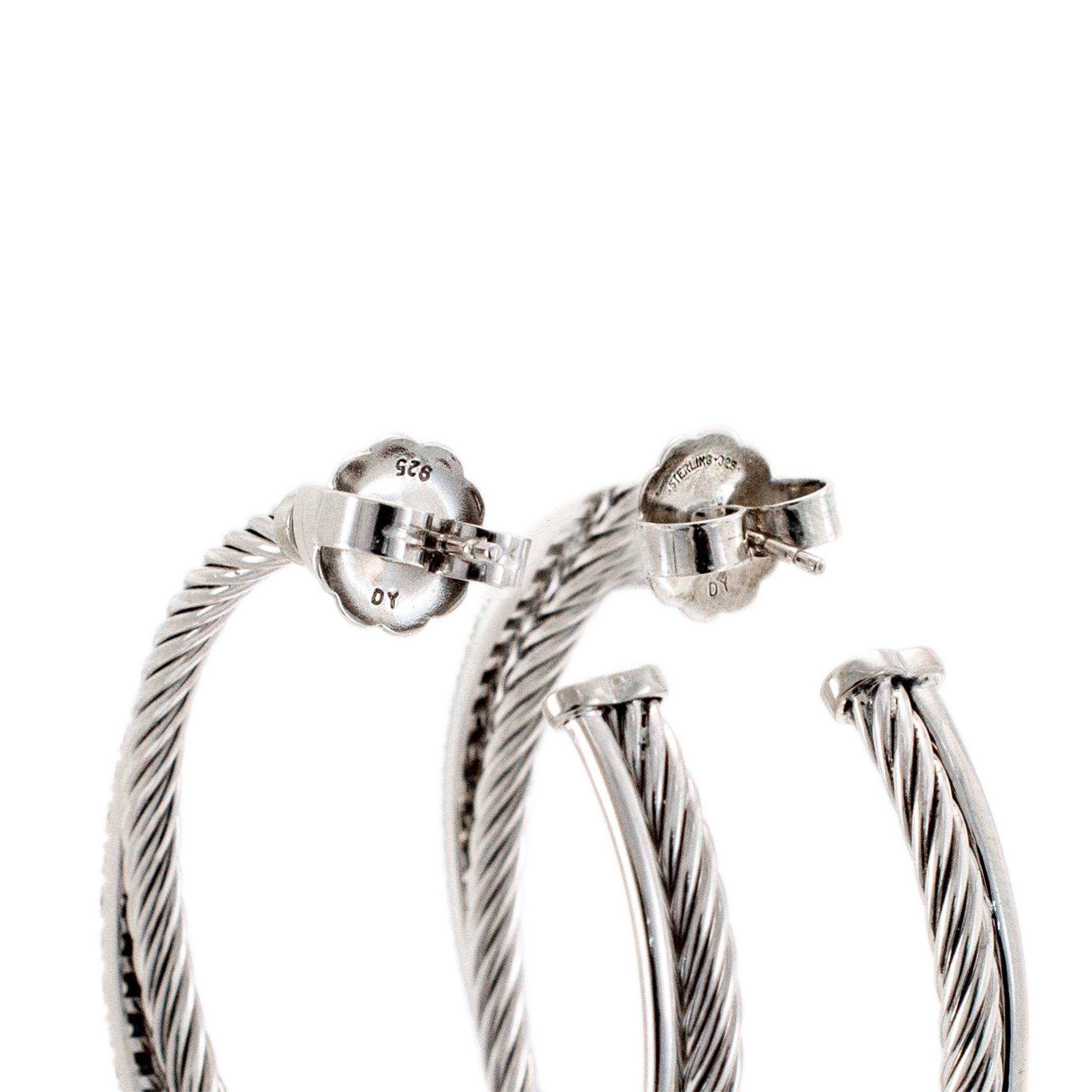Marke: David Yurman

Geschlecht: Damen

Metall-Typ: 14K Weißgold und 925 Sterling Silber

Durchmesser: 44,00 mm

Gewicht: 17.21 Gramm

Ein Paar Damenohrringe aus 14-karätigem Weißgold und Silber mit Diamanten und Druckknöpfen. Die Metalle wurden