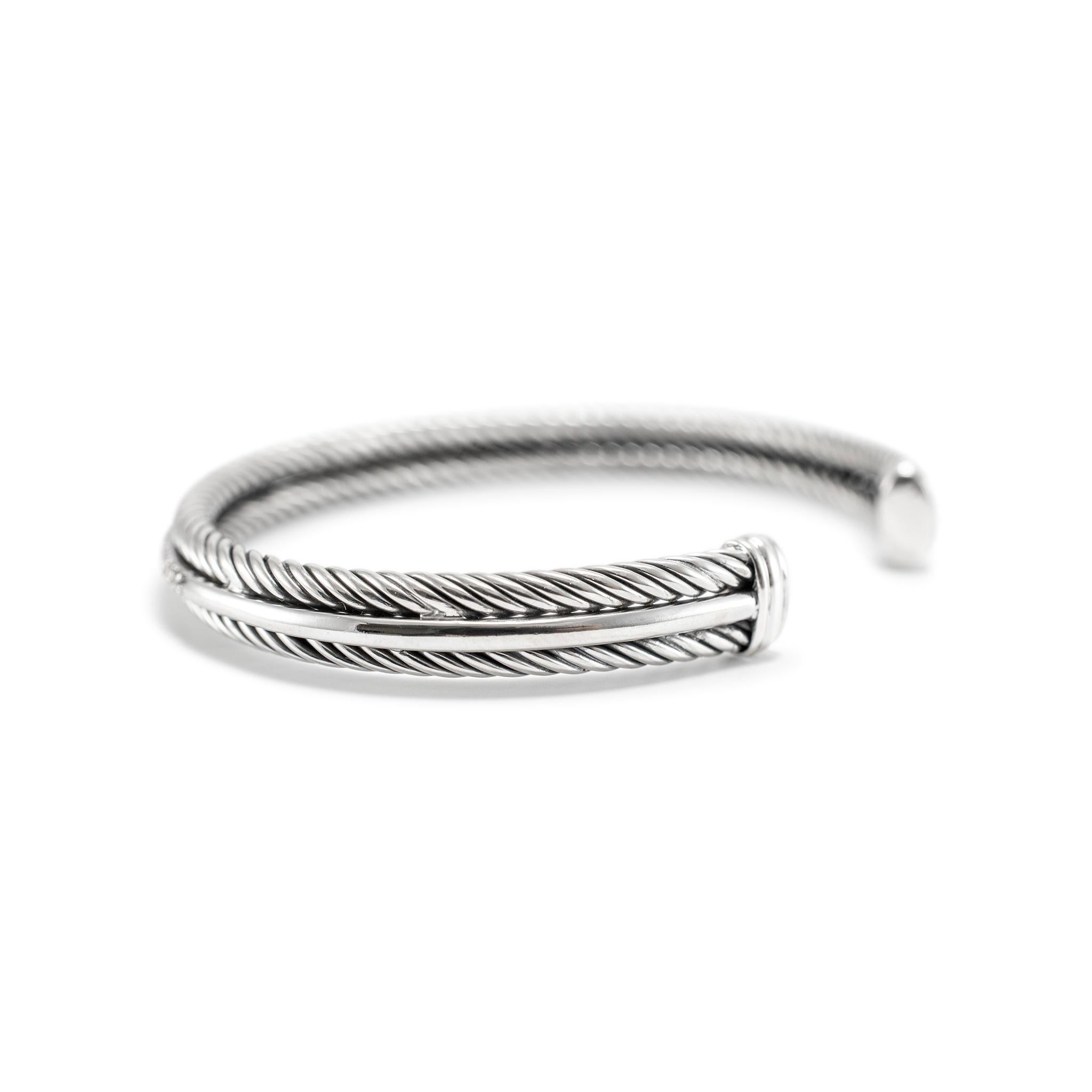 Marke: David Yurman

Geschlecht: Damen

Metall-Typ: 14K Weißgold & 925 Sterling Silber

Länge: 6,00 Zoll 

Breite: 7,00 mm

Gewicht: 21,82 Gramm

Damen Designer gemacht texturiert & poliert Silber und 14K Weißgold, Diamant Manschette Armband. Die