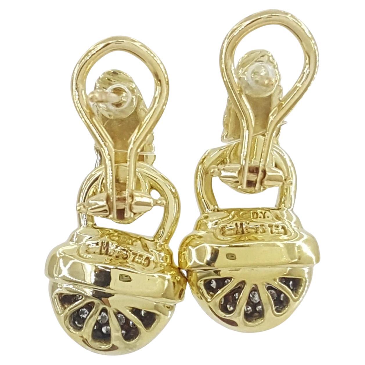David Yurman Acorn Pave Round Brilliant Cut Diamond 0,3 ct Drop Ohrringe in 18K Gelbgold.



Die Ohrringe wiegen 14,7 g, haben einen Durchmesser von 24,8 mm und enthalten 40 natürliche Diamanten im Brillantschliff mit einem Gewicht von ca. 0,3 ct,