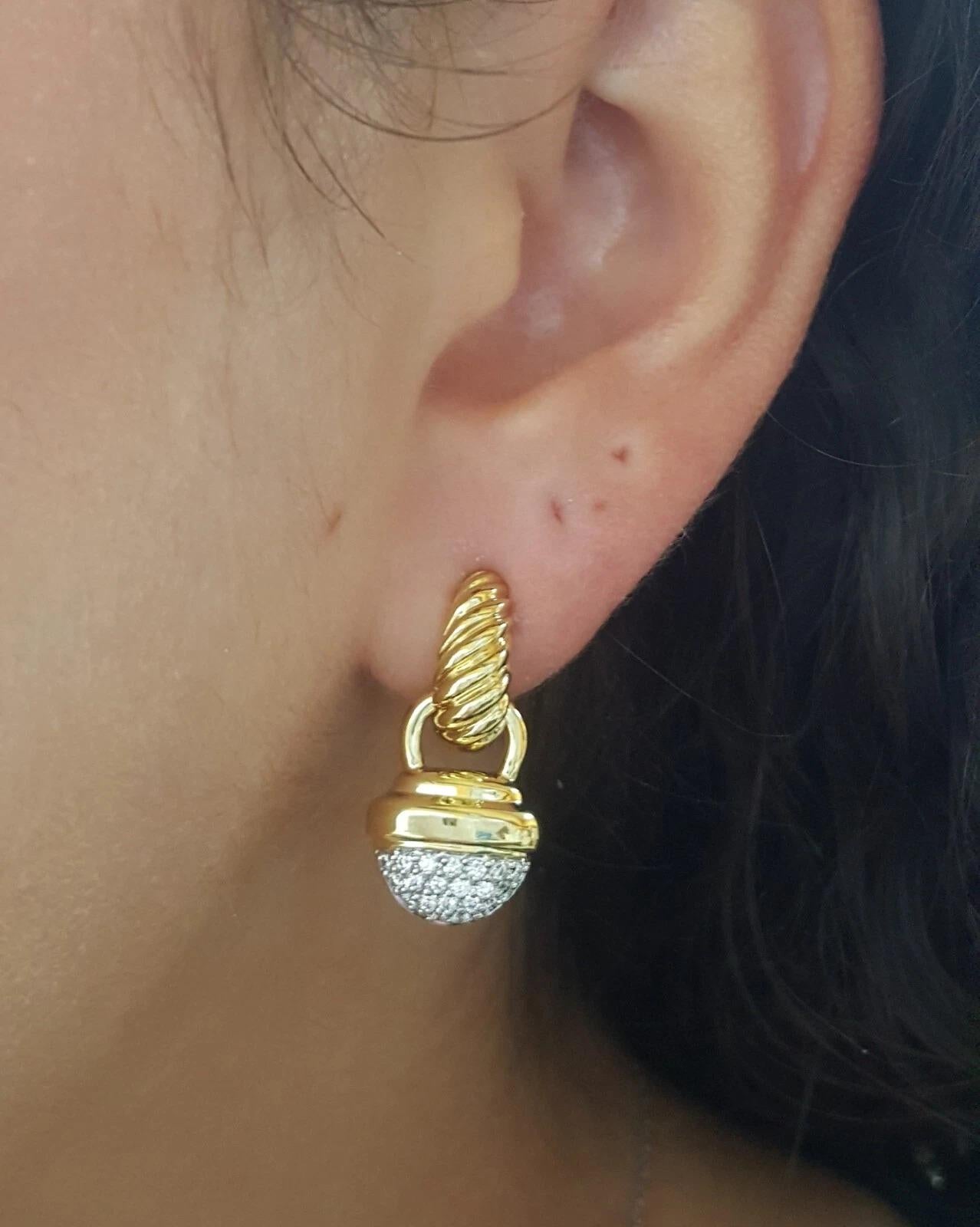 David Yurman: 0,3 Karat Tropfenohrringe mit Eichelpavé-Diamant im runden Brillantschliff in 18 Karat im Zustand „Hervorragend“ im Angebot in Chicago, IL