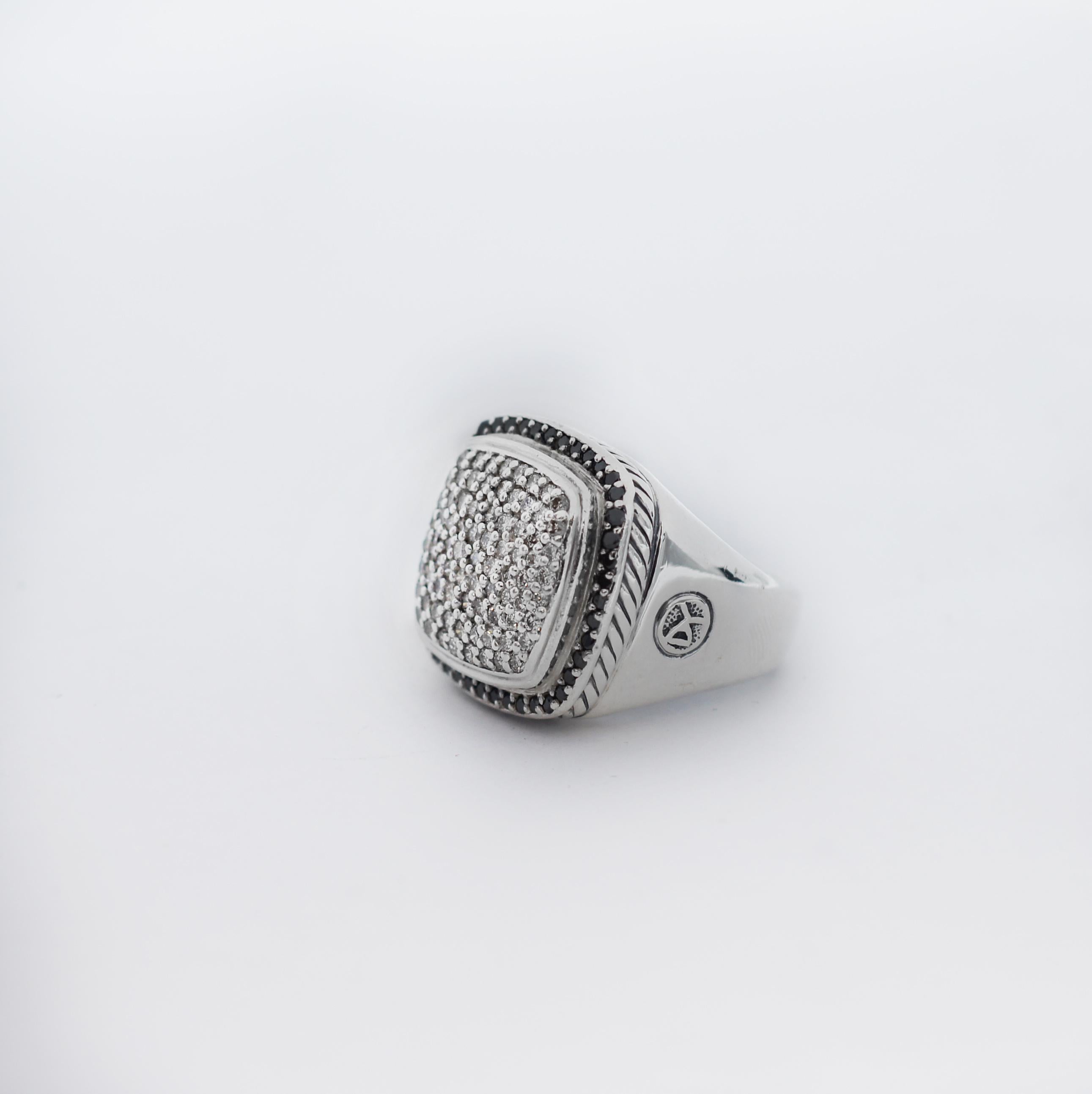 Dieser authentische Ring ist von David Yurman aus der Albion Collection'S. Er ist aus 925er Sterlingsilber gefertigt.  Der Ring hat eine kissenförmige Spitze, die mit funkelnden, gepflasterten Diamanten besetzt ist, die von einem schwarzen Diamanten