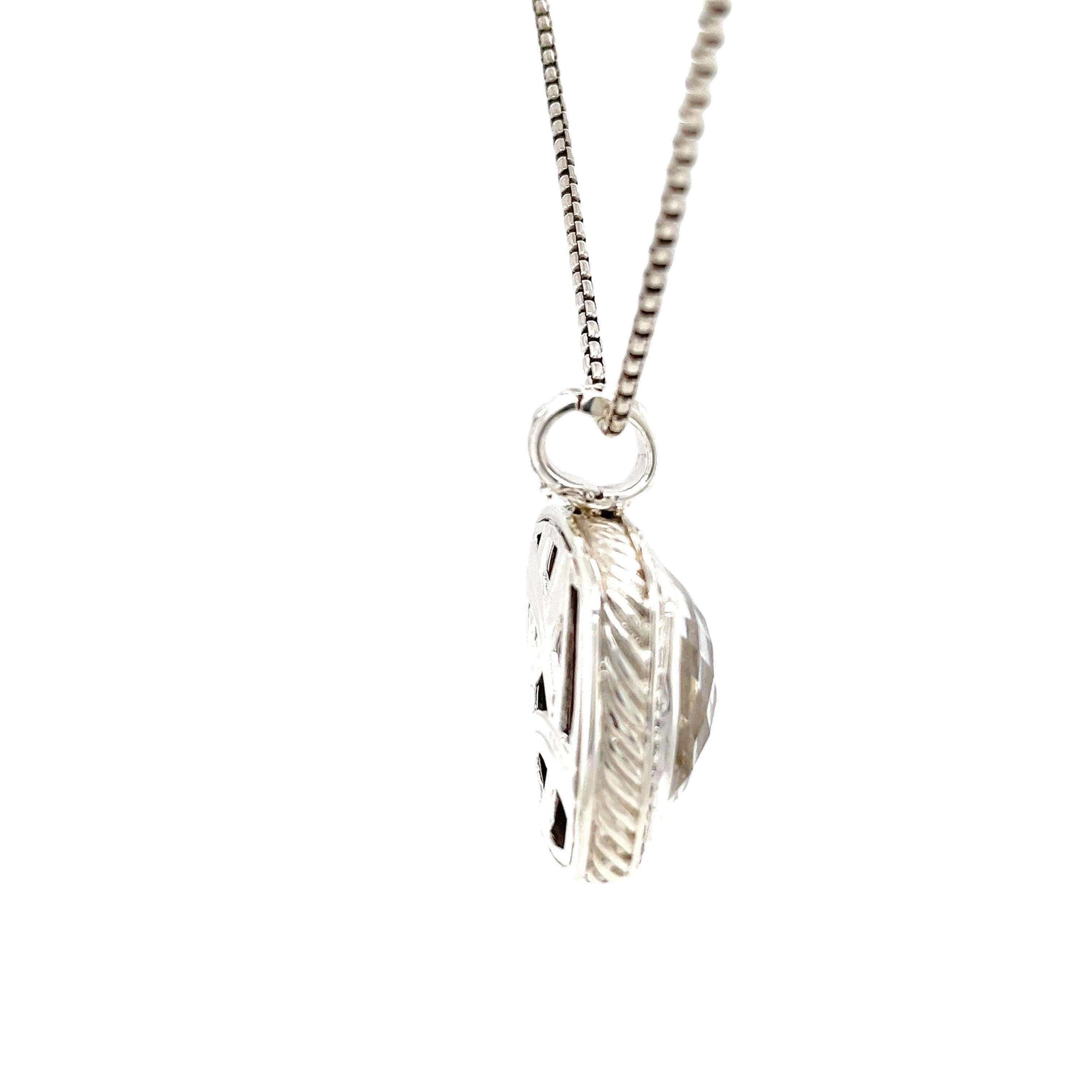 Pendente David Yurman Albion con onice fumé a forma di cuscino e pavé di diamanti rotondi taglio brillante da 0,25 carati incastonati in argento sterling 925, sospeso da una catena David Yurman Silver 925, 
Lunghezza 17