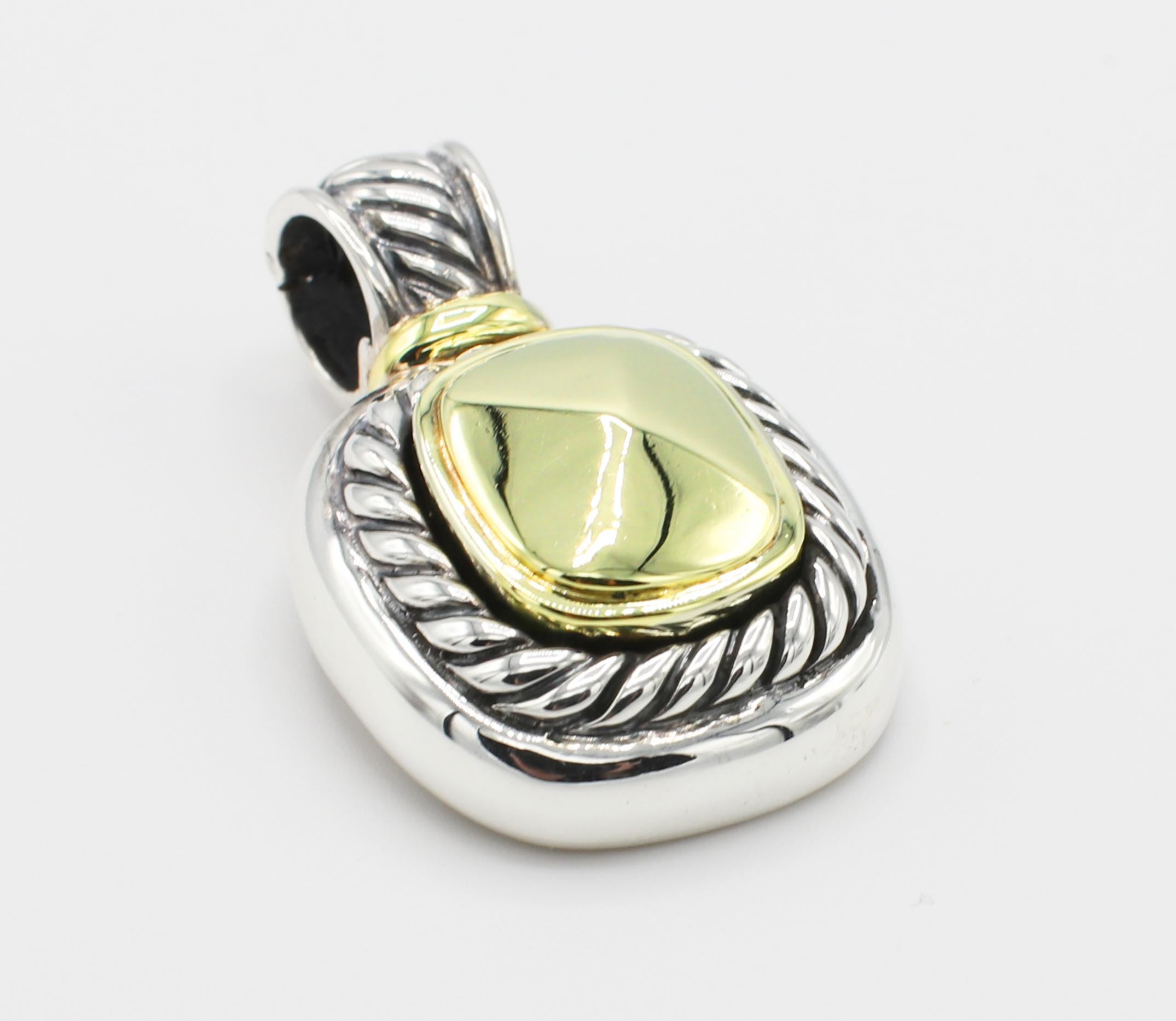 David Yurman Albion Kuppel Gold & Sterling Silber Anhänger Enhancer 
Metall: Sterling Silber 925 & 14k Gelbgold 585
Gewicht: 12,47 Gramm
Länge: 31MM (einschließlich Ballen)
Breite: 19MM
Unterschrieben: D. YURMAN 925 585
*Nur Anhänger, ohne Kette 