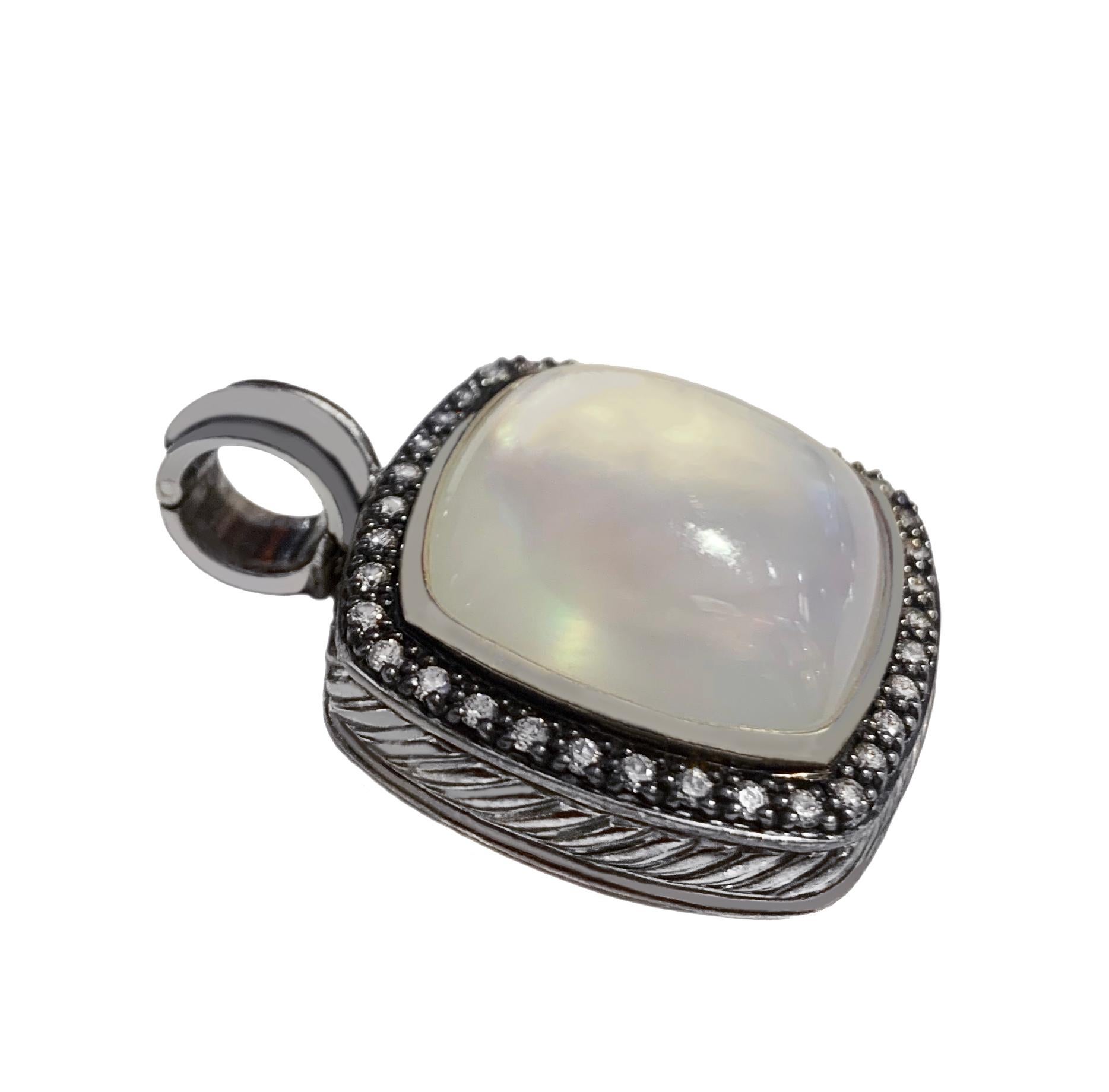 -Mint condition
-Sterling Silver 925
- Moonstone 19x19mm
-Pendant dimension: 27x27mm
-Comes with David Yurman pouch