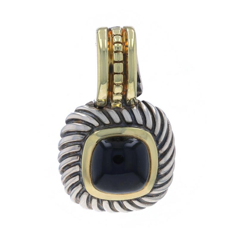Marque : David Yurman
Collectional : Albion
Design :  Pendentif Enhancer

Contenu du métal : Argent sterling et or jaune 14k

Informations sur les pierres

Onyx naturel
Coupe : Cabochon
Couleur : Noir

Style : Améliorateur
Caractéristiques :