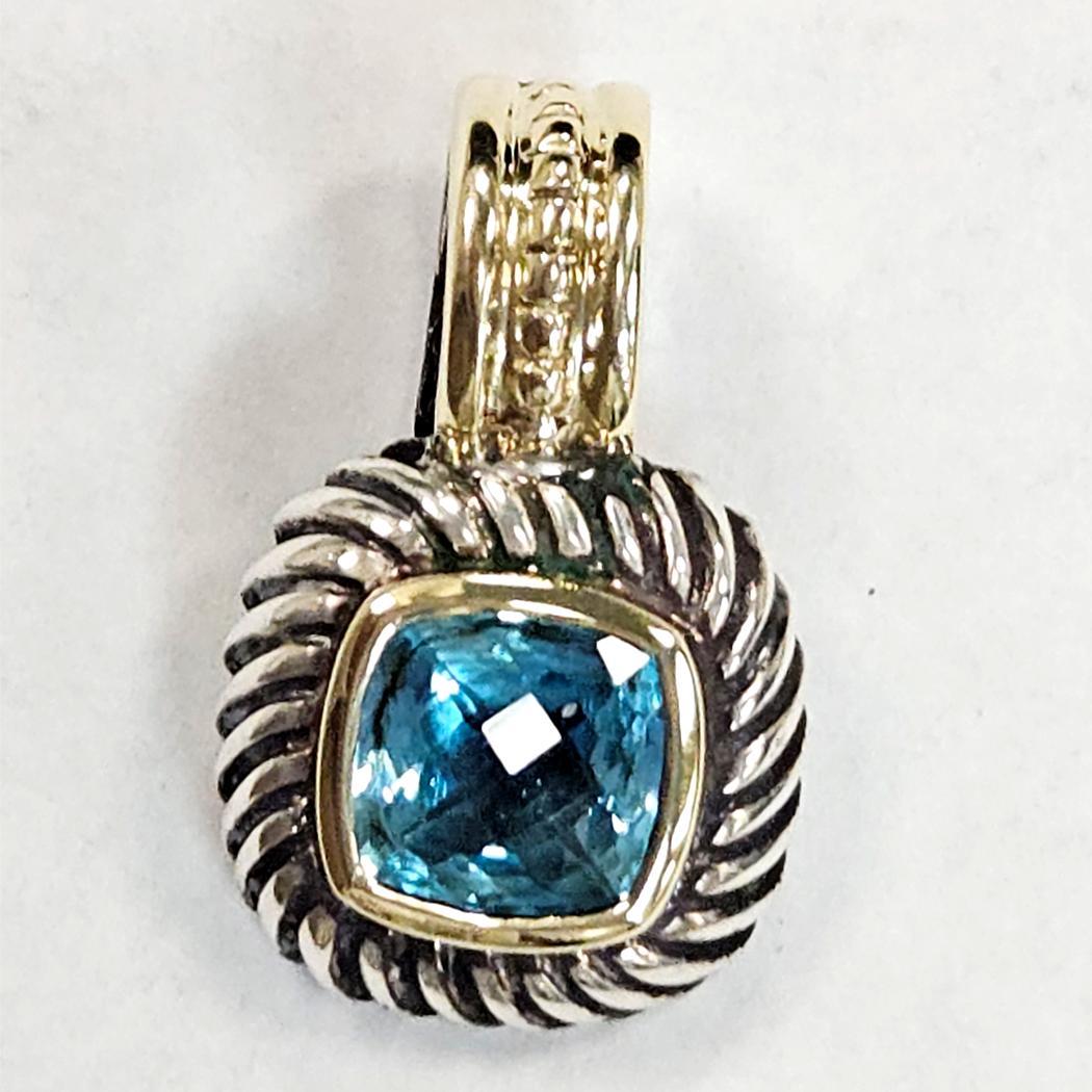 David Yurman - Ciondolo Albion - Topazio blu, argento e oro 14K

Questo autentico ciondolo David Yurman Albion esemplifica l'eleganza senza tempo dell'iconica collezione del designer. Realizzato in argento sterling con accenti in oro giallo 14k, il