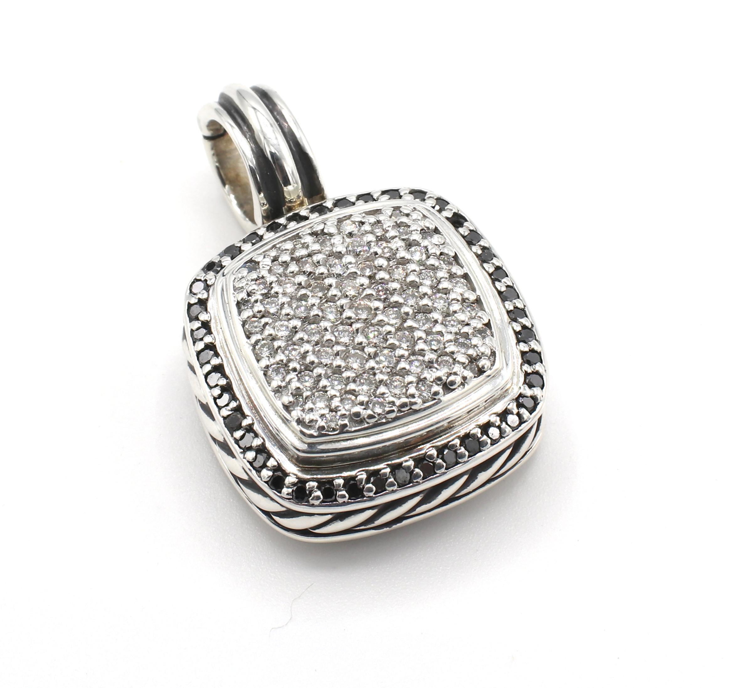 David Yurman Albion Sterling Silber Schwarz & Weiß Pave Diamant Anhänger Enhancer 
Metall: Sterling Silber 925
Gewicht: 11.16 Gramm
Diamanten: Ca. .60 CTW weiße Diamanten:: ca. .25 CTW schwarze Diamanten
Länge: 30 mm (einschließlich Ballen)
Breite: