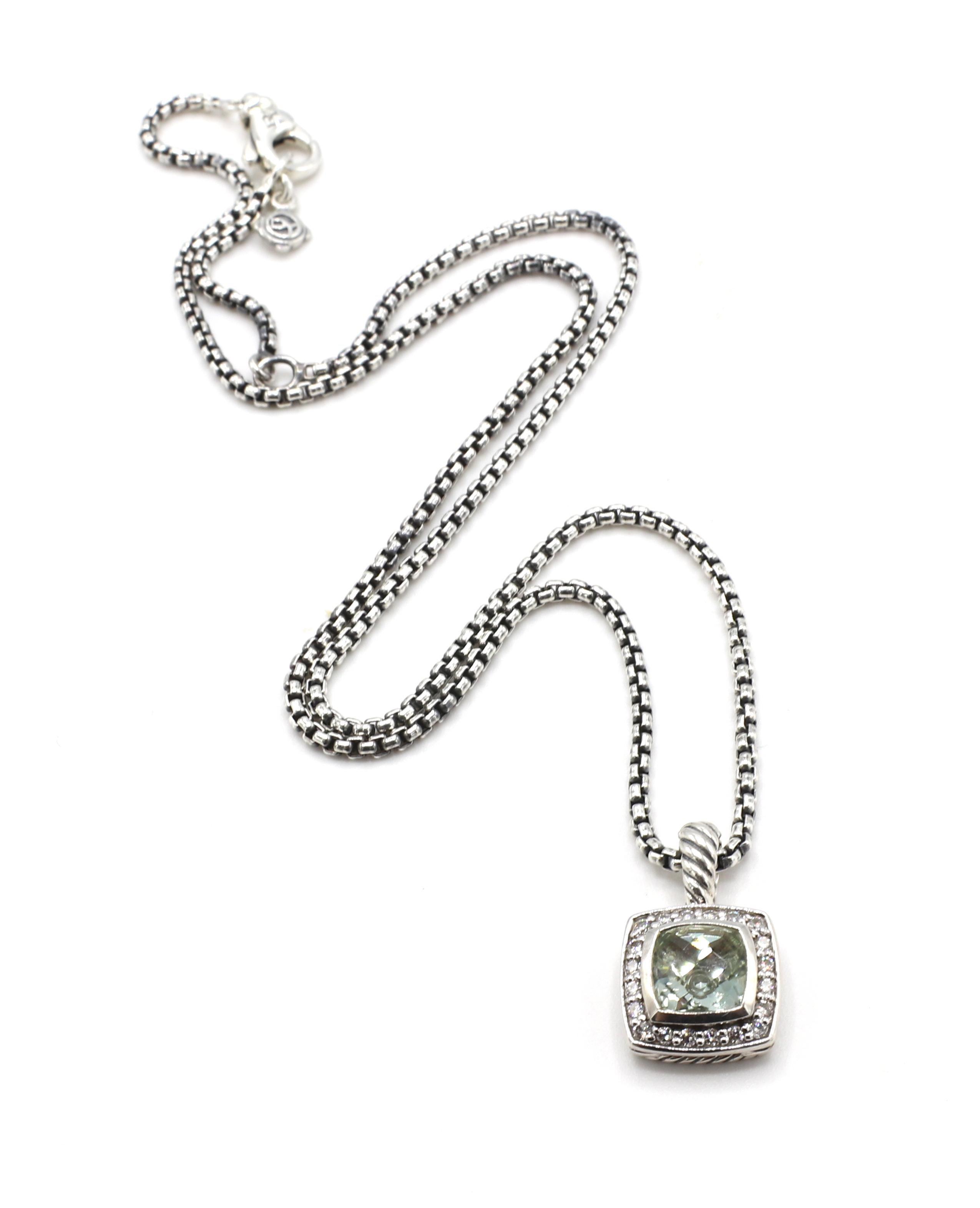 David Yurman Albion Collier pendentif en argent sterling avec prasiolite et diamant naturel

Métal : Argent sterling, 925
Poids : 9,2 grammes
Pierre précieuse : Prasiolite, 7mm
Diamants : Environ 17 CTW G VS diamants ronds naturels
Chaîne : Boîte,