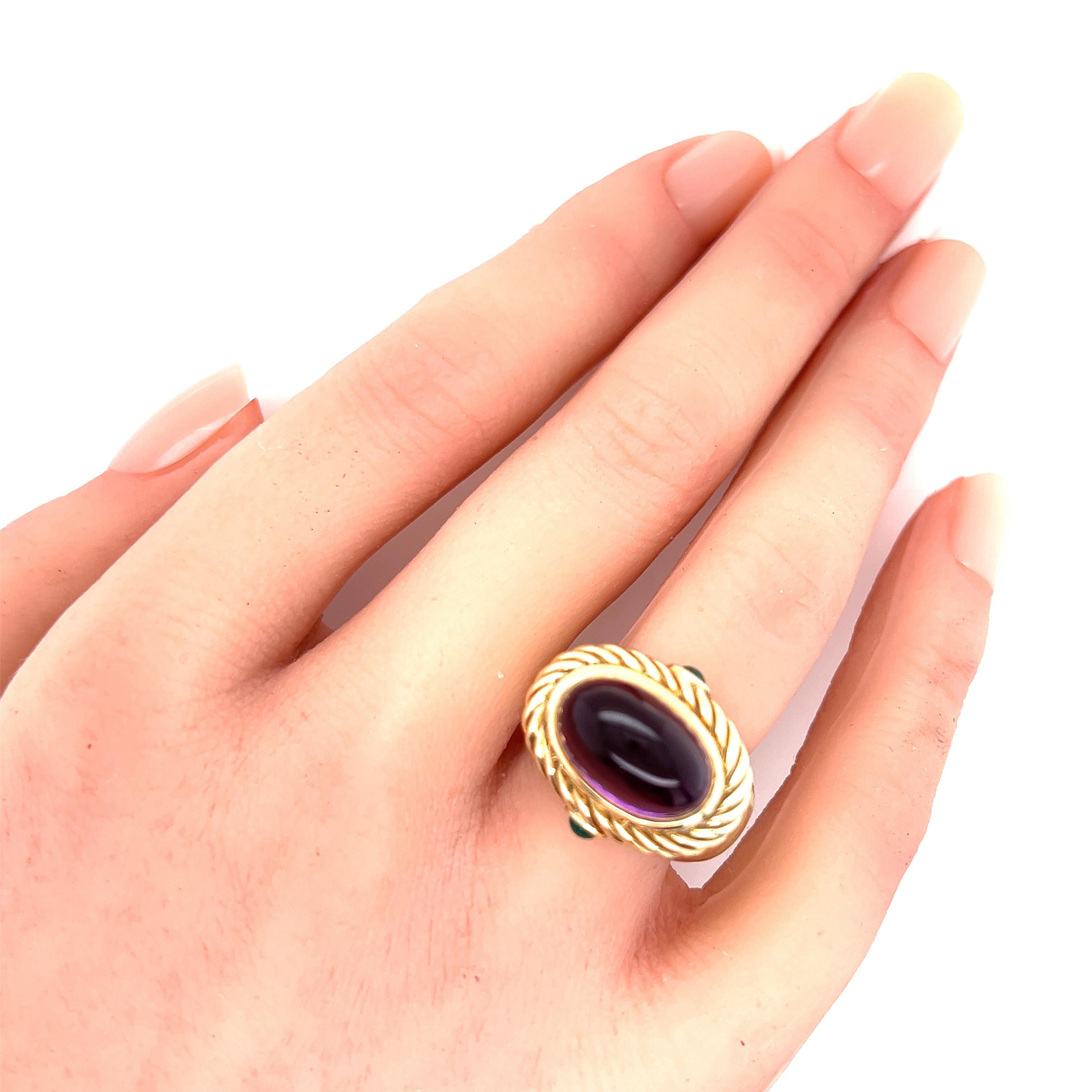 Découvrez l'élégance de David Yurman avec cette exquise bague câble en or jaune 14k Amethyst Emerald, un chef-d'œuvre de taille 7 qui respire la sophistication. Cette pièce de haute joaillerie, signée par la marque emblématique, présente le design
