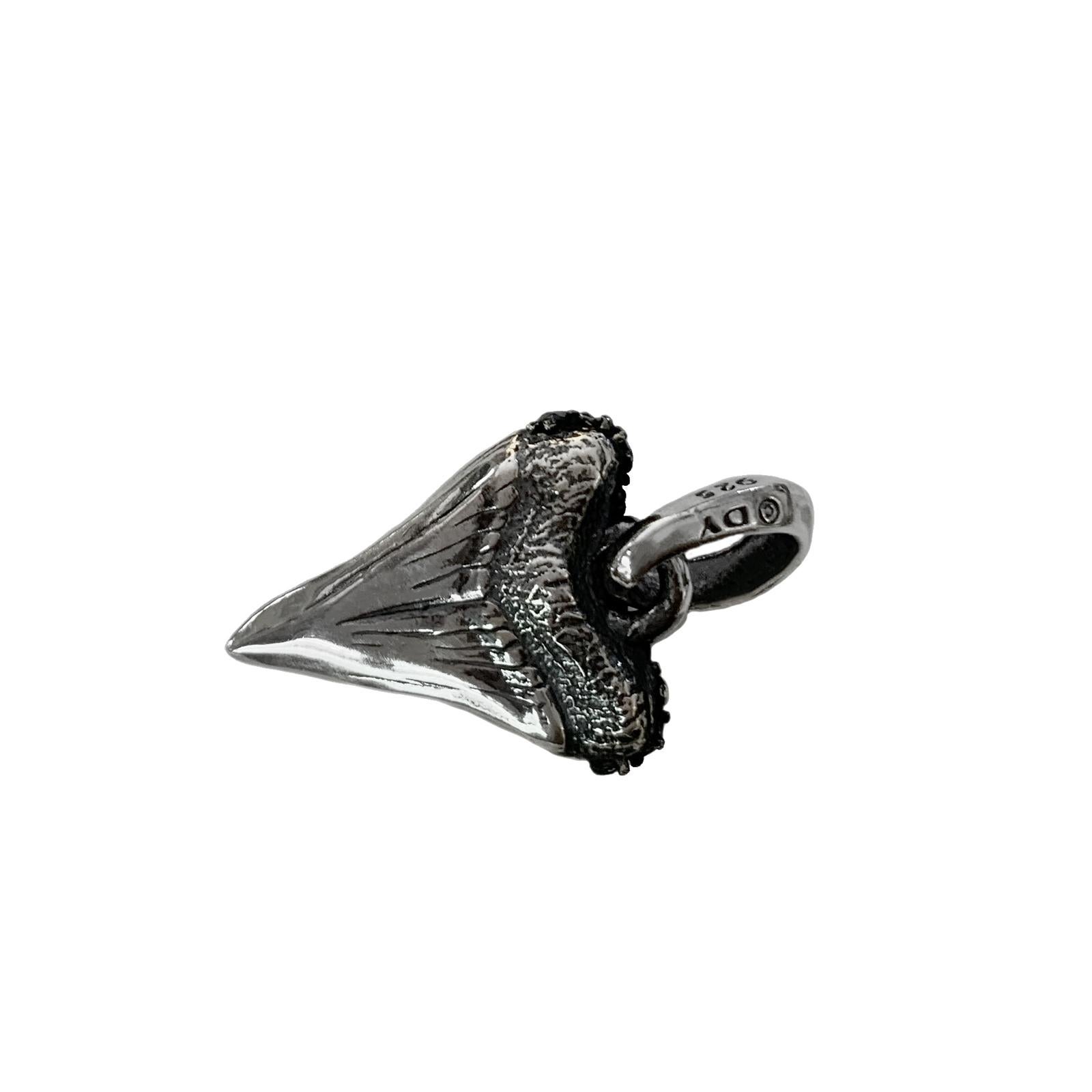 Taglio rotondo Amuleti David Yurman Ciondolo a forma di dente di squalo con diamanti neri in vendita