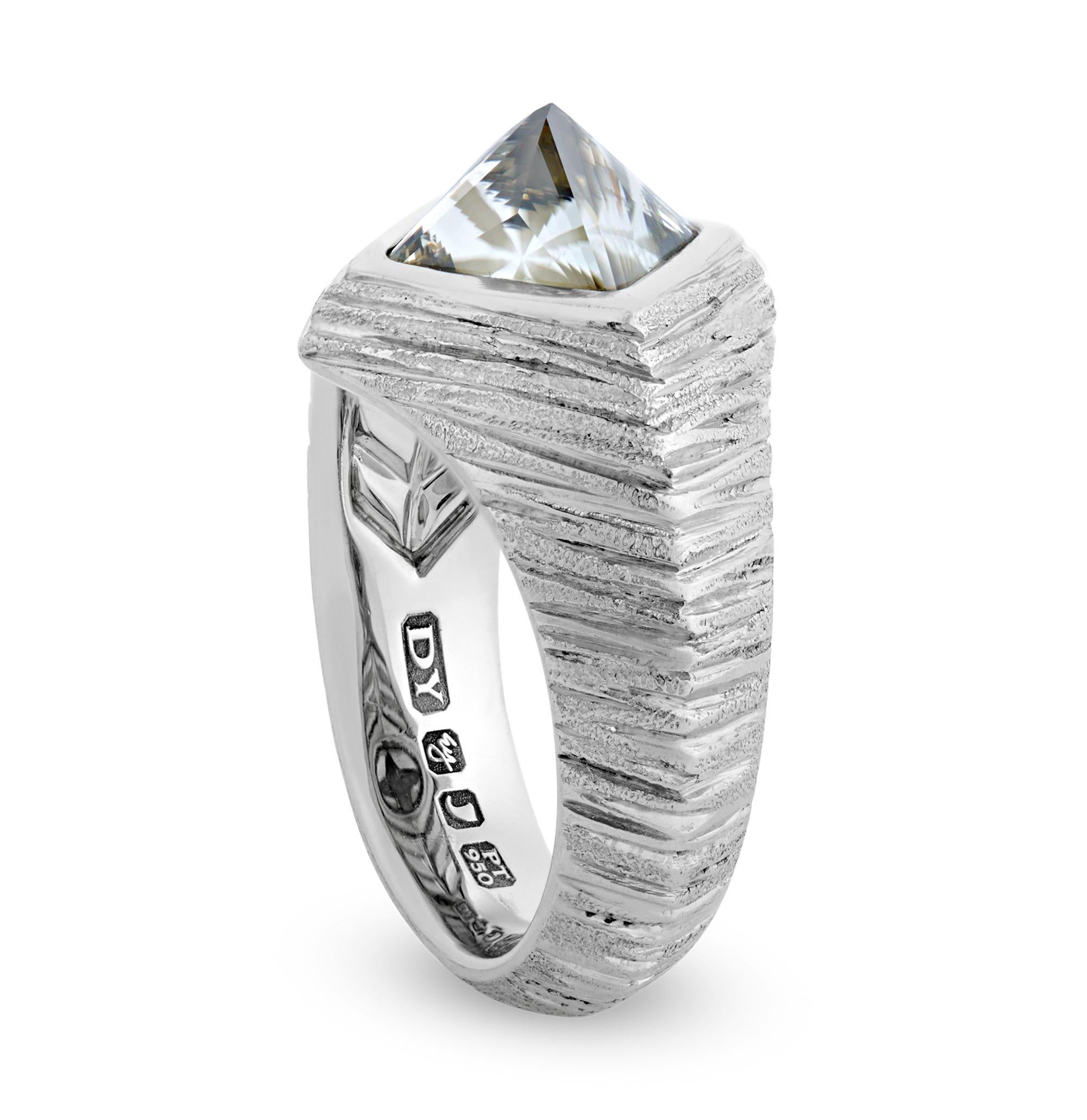 Dieser Herrenring von David Yurman ist mit einem 5,21-karätigen, asterisierten Diamanten in Pyramidenform besetzt. Dieser spezielle Stein wurde von Evan Yurman, Davids Sohn, aufgrund seiner einzigartigen inneren Eigenschaften in einer größeren,