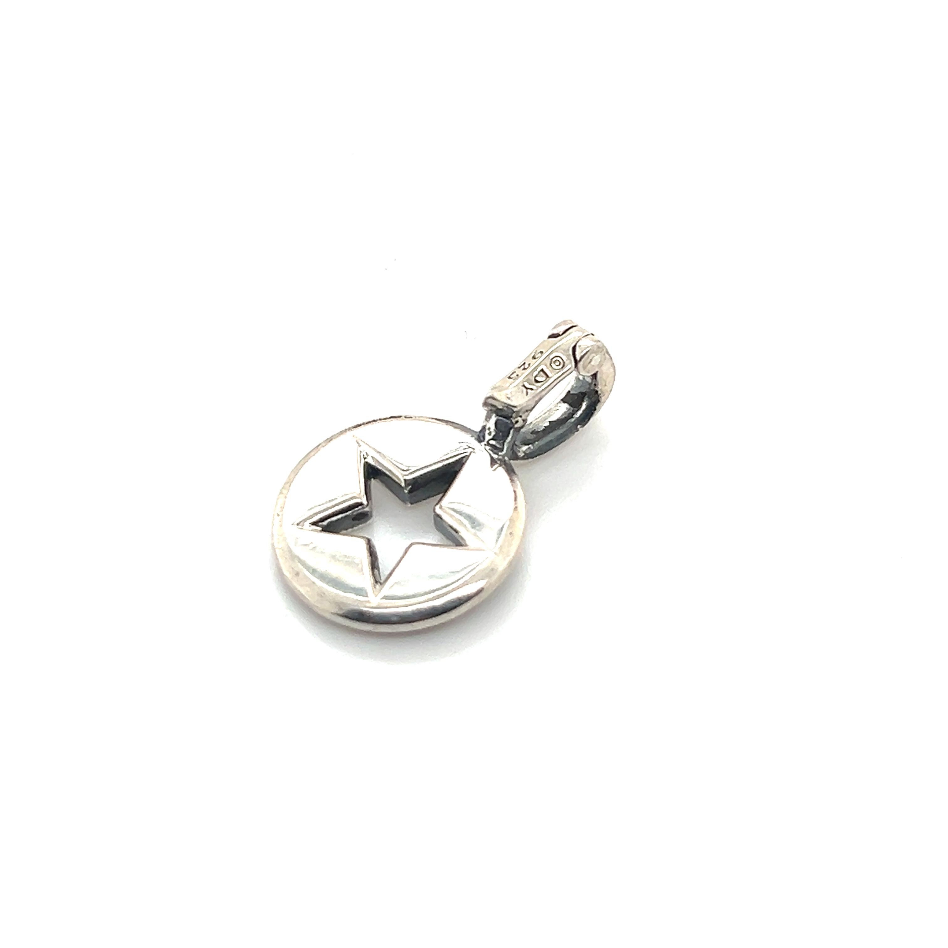 Autentico David Yurman Estate Ciondolo a forma di stella in argento A. Silver 463

Vendita al dettaglio: $425,00

VENDITORE DI FIDUCIA DAL 2002

SI PREGA DI VEDERE LE NOSTRE CENTINAIA DI FEEDBACK POSITIVI DA PARTE DEI NOSTRI CLIENTI!!!

SPEDIZIONE