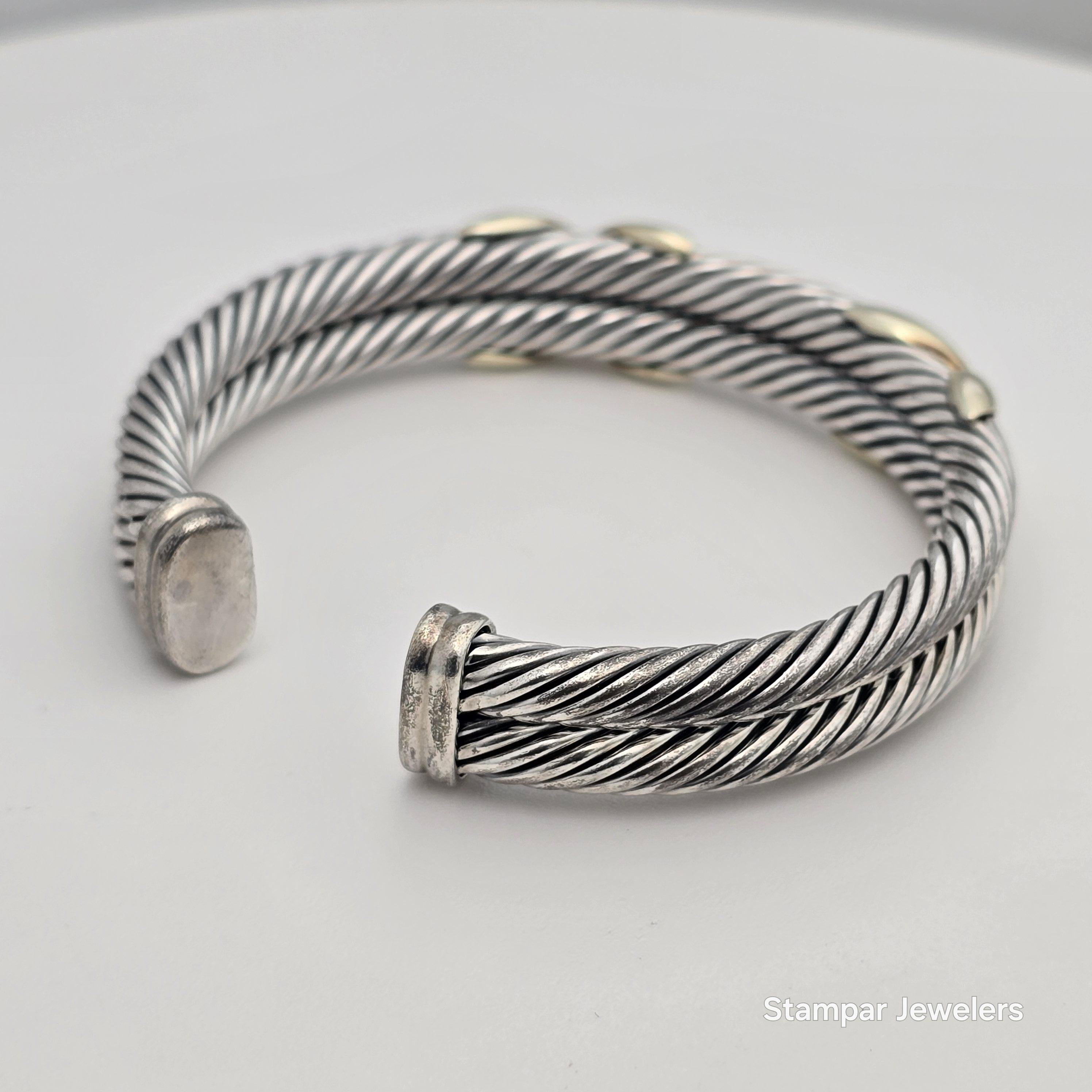 Bracelet David Yurman en argent et or 14KT. Très confortable en main et d'un aspect moderne et luxueux ! Livré dans une boîte standard.

CE QUE VOUS OBTENEZ À LA BIJOUTERIE STAMPAR :
Stampar Jewelers, situé au cœur de Jupiter, en Floride, est une