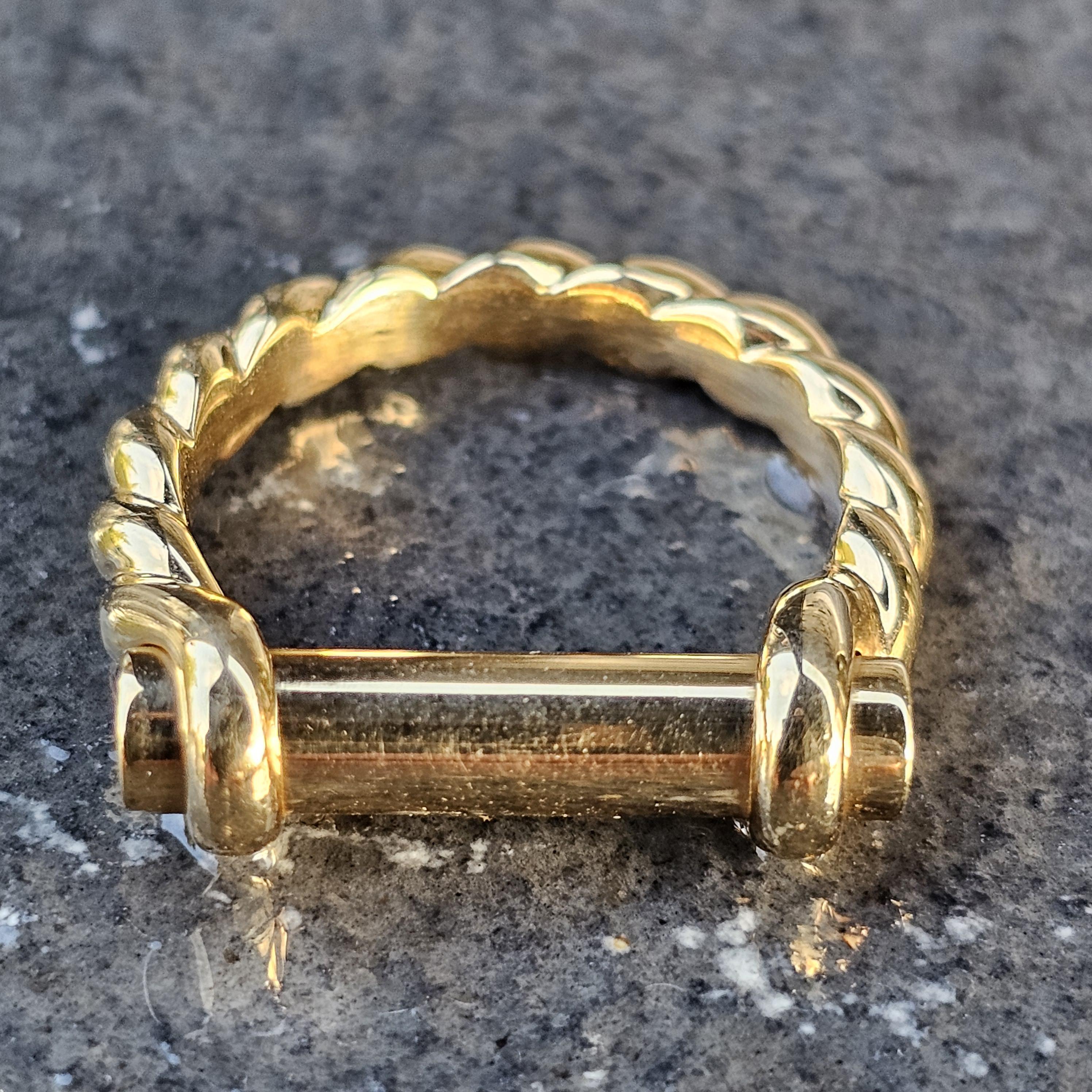 La bague Maritime Barrel de David Yurman est une pièce de joaillerie remarquable qui attire l'attention. Le modèle présente une bande de corde torsadée, mettant en valeur le style caractéristique de la marque. Une barre cylindrique croise la bande,