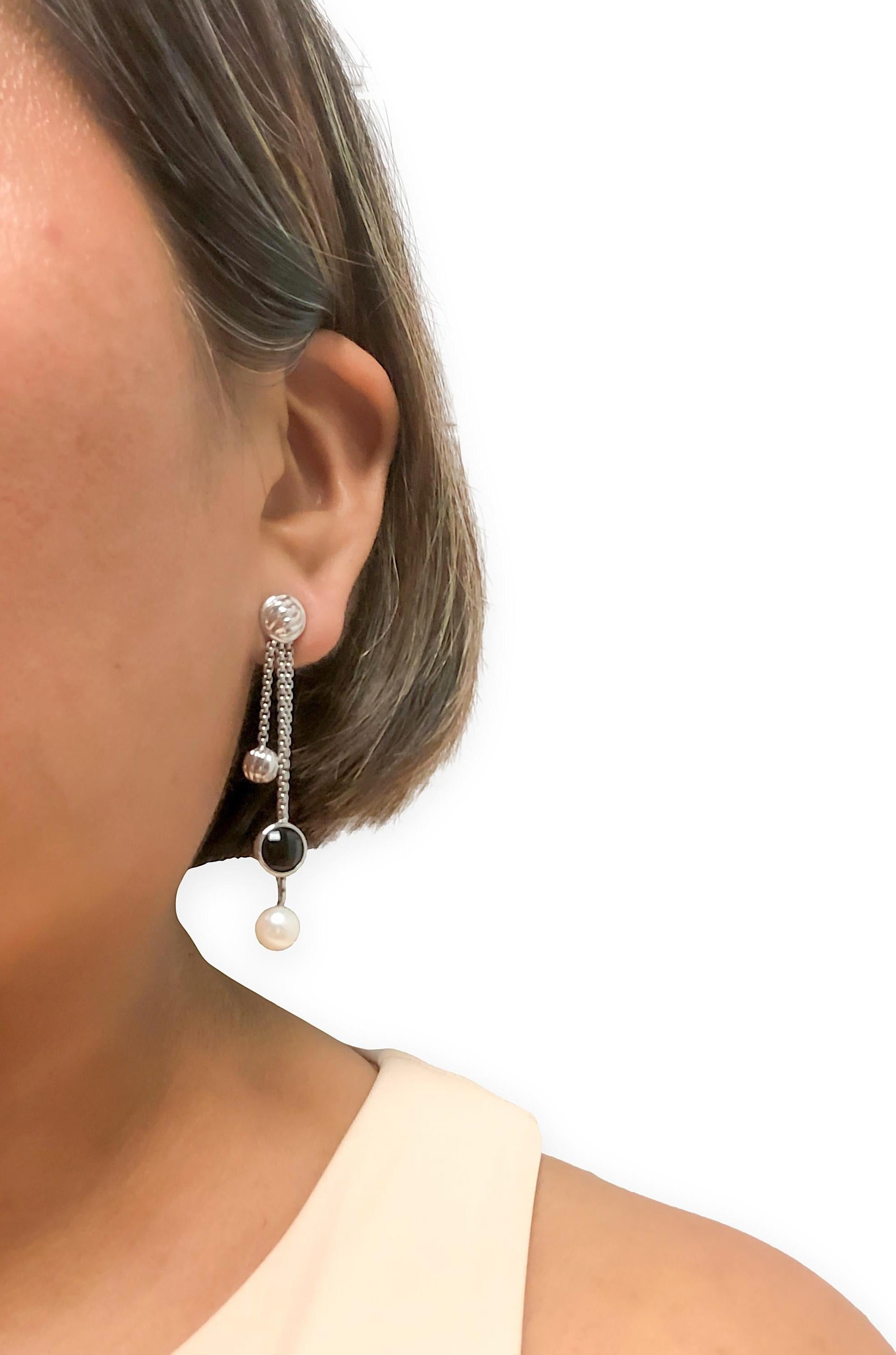 David Yurman Bijoux - Orecchini a catena in oro bianco 18 carati con onice e perle, 2,5 pollici in vendita 1