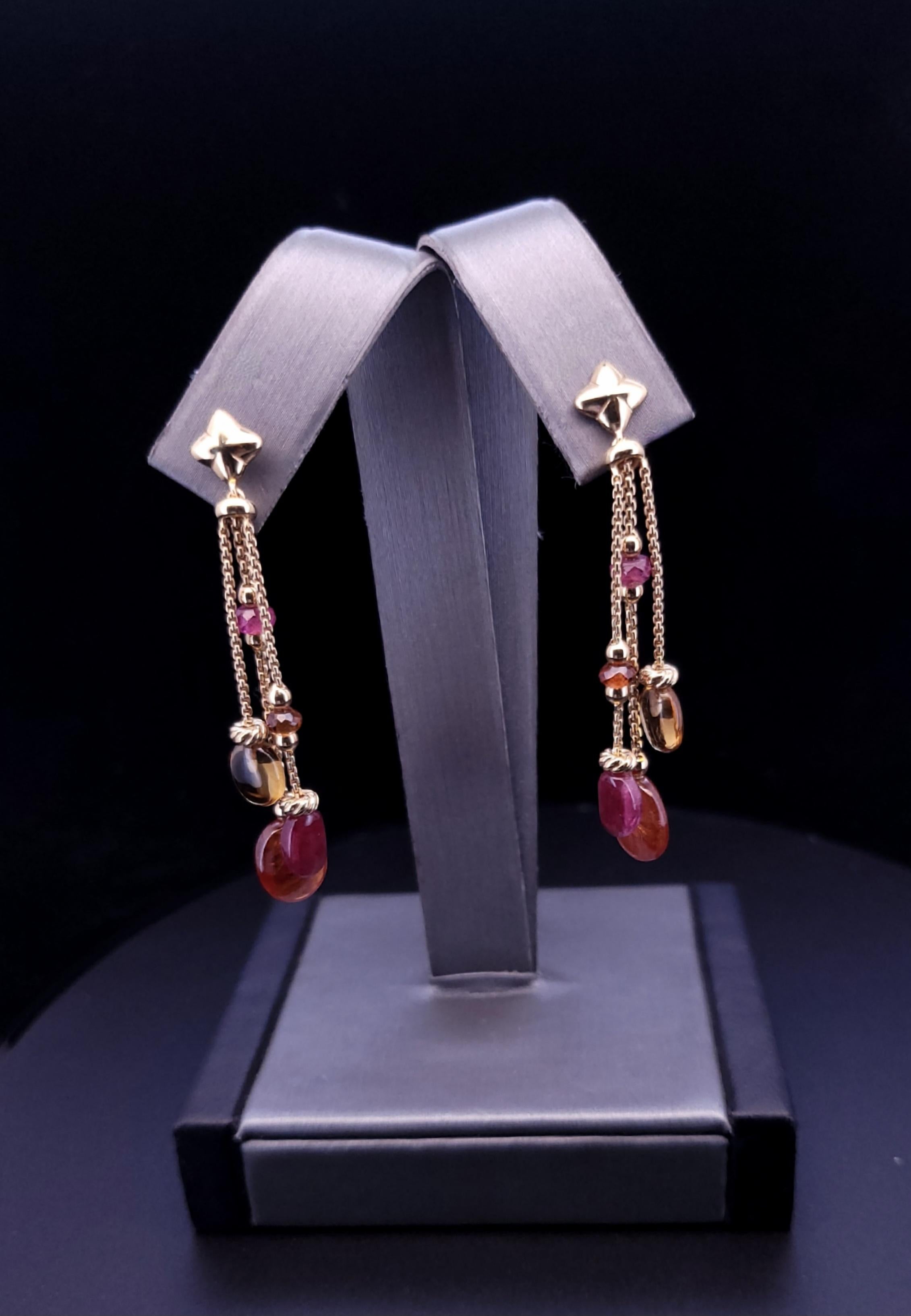 David Yurman Bijoux Bead Link Drop Gemstones - Orecchini in oro giallo 18K

Metallo: Oro giallo 18K/750
Pietre: Granato, Citrino, Tormalina rosa
Lunghezza: 2''
Blocco: push back