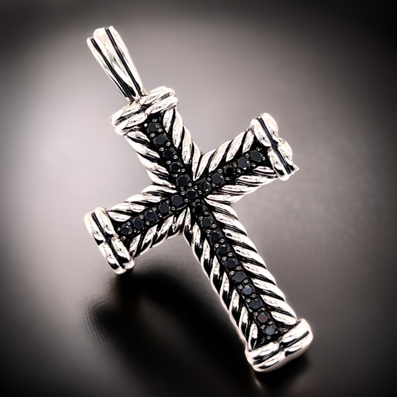Taille mixte David Yurman Pendentif croix en argent à chevrons et diamants noirs de 16,5 g en vente