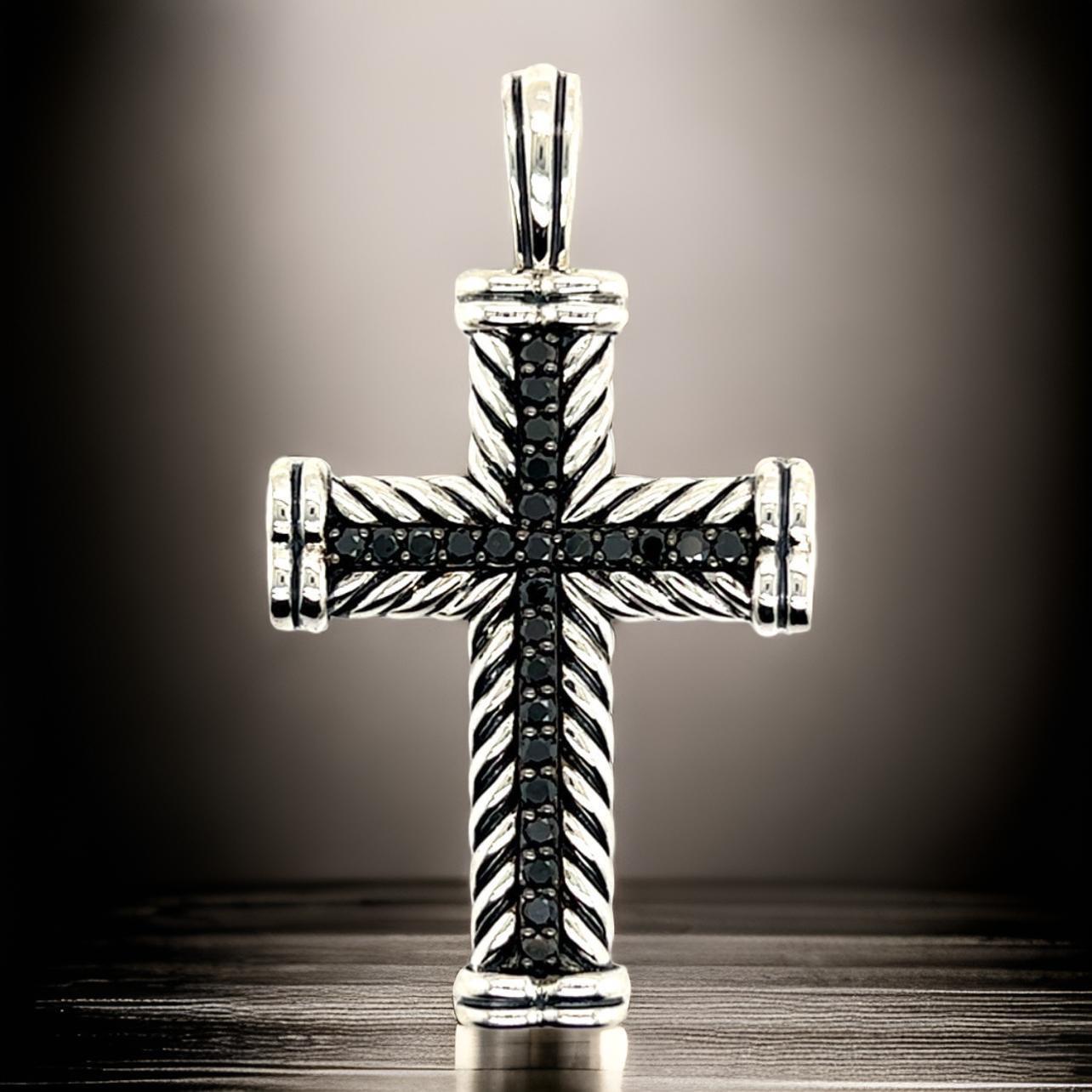 David Yurman Pendentif croix en argent à chevrons et diamants noirs de 16,5 g Bon état - En vente à Brooklyn, NY
