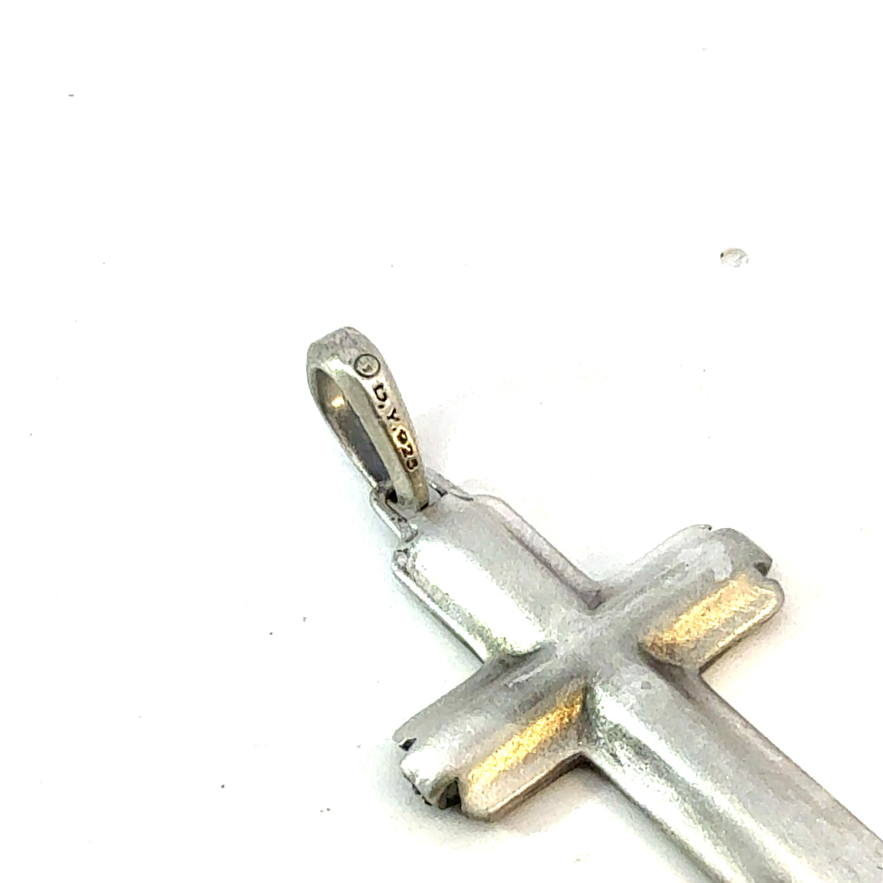 Taille mixte David Yurman Pendentif croix en argent sterling et diamants noirs en vente