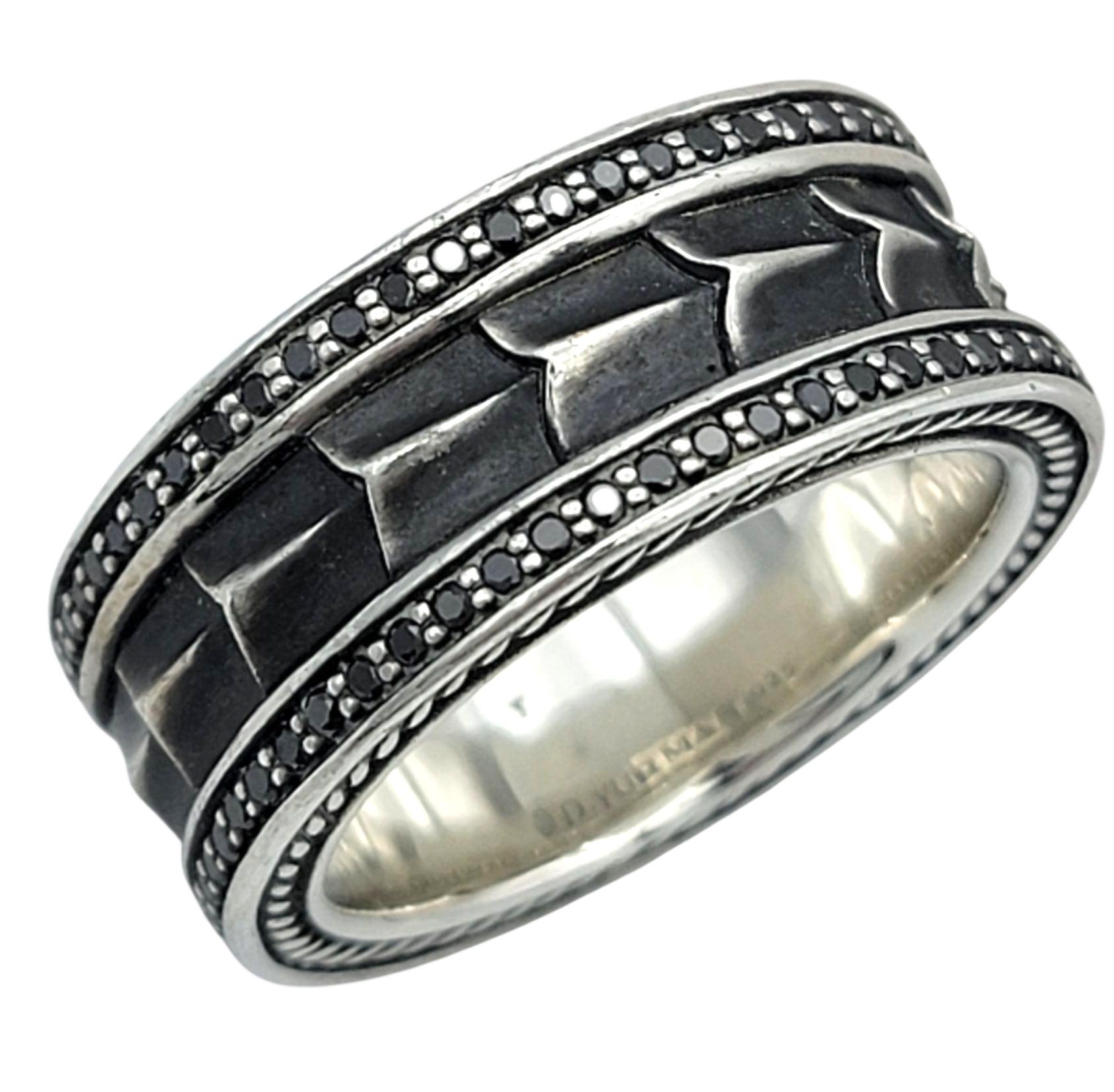 Una creazione audace e raffinata di David Yurman, questo anello da uomo Armory Collection è realizzato in argento sterling con un design sorprendente e strutturato che ricorda un'armatura scolpita. Il cinturino presenta una patina scura che ne