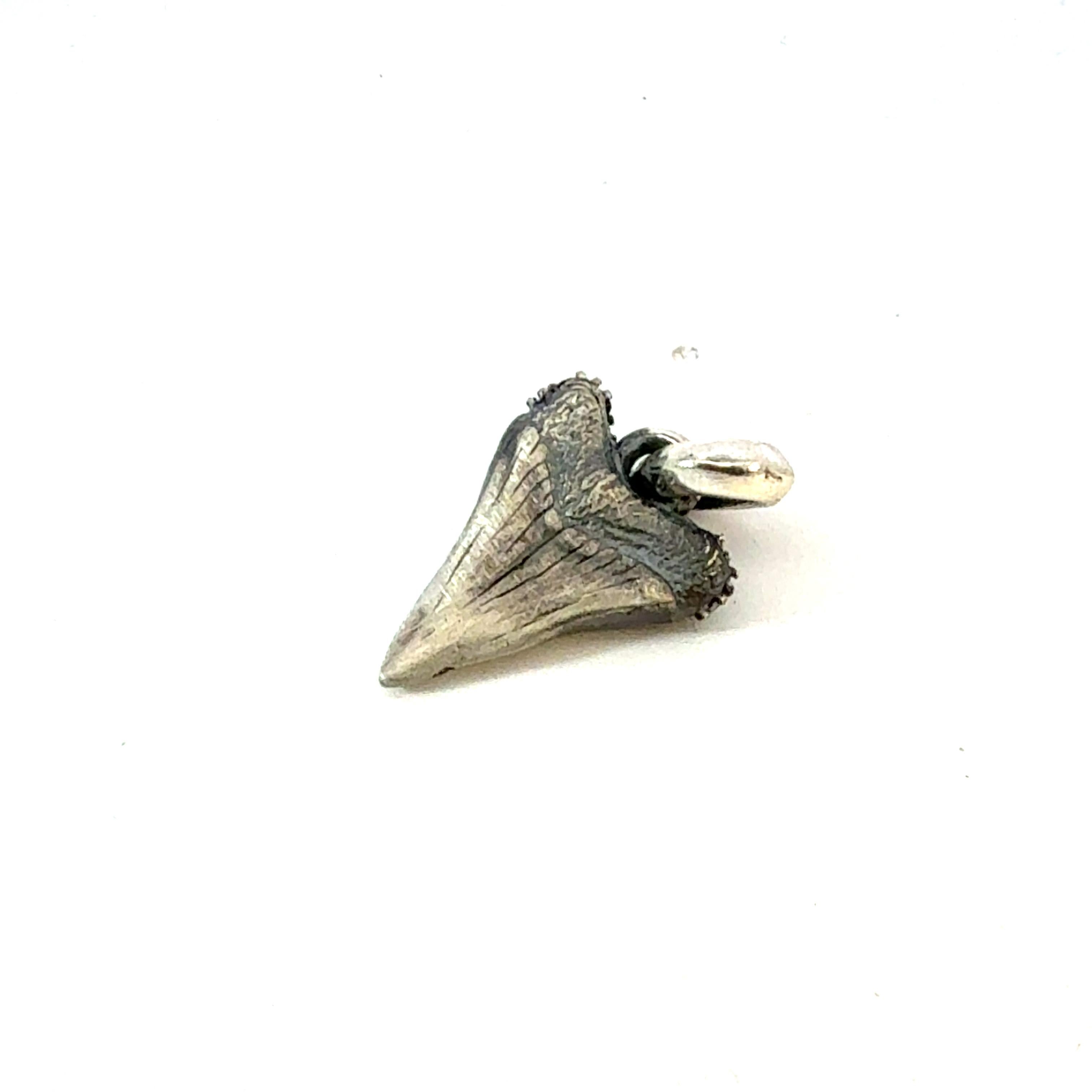 Authentique David Yurman Black Diamond Tooth Pendentif Argent Sterling Estate DY621

Prix de détail : 549,00

VENDEUR DE CONFIANCE DEPUIS 2002

VEUILLEZ VOIR NOS CENTAINES DE COMMENTAIRES POSITIFS DE NOS CLIENTS !

LIVRAISON GRATUITE

Cet élégant