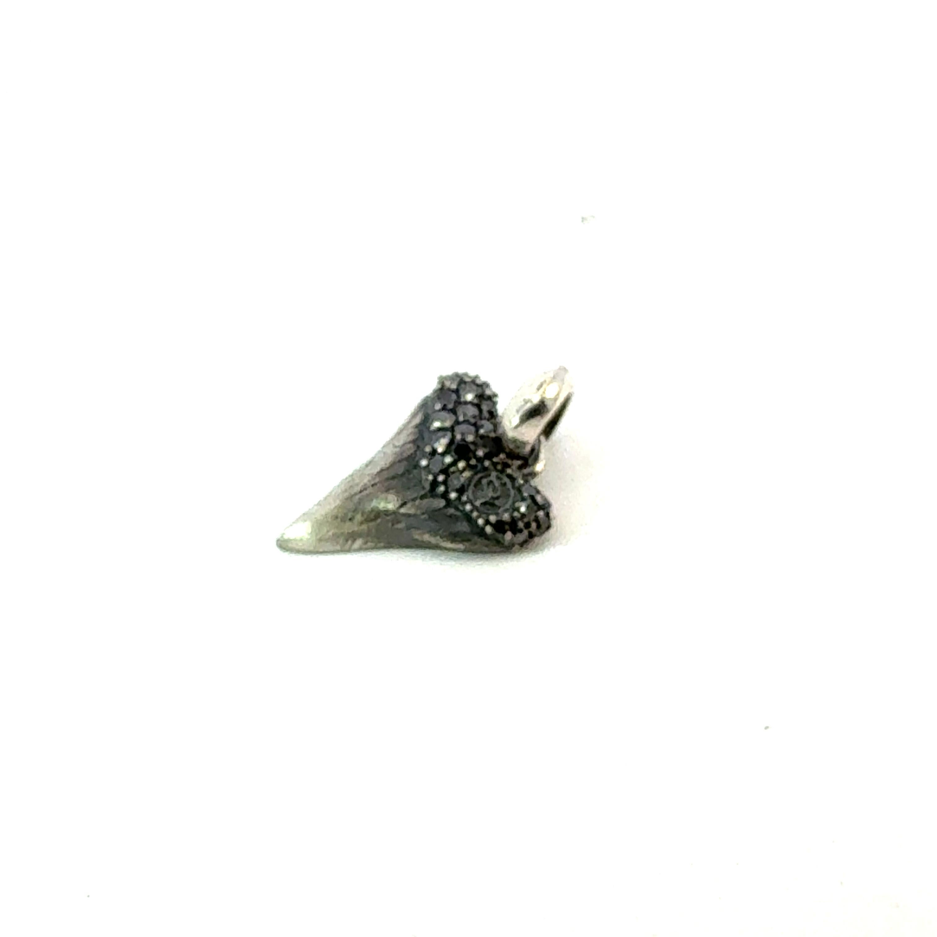 Taille grossière David Yurman Pendentif dent de diamant noir en argent Sterling Estate en vente