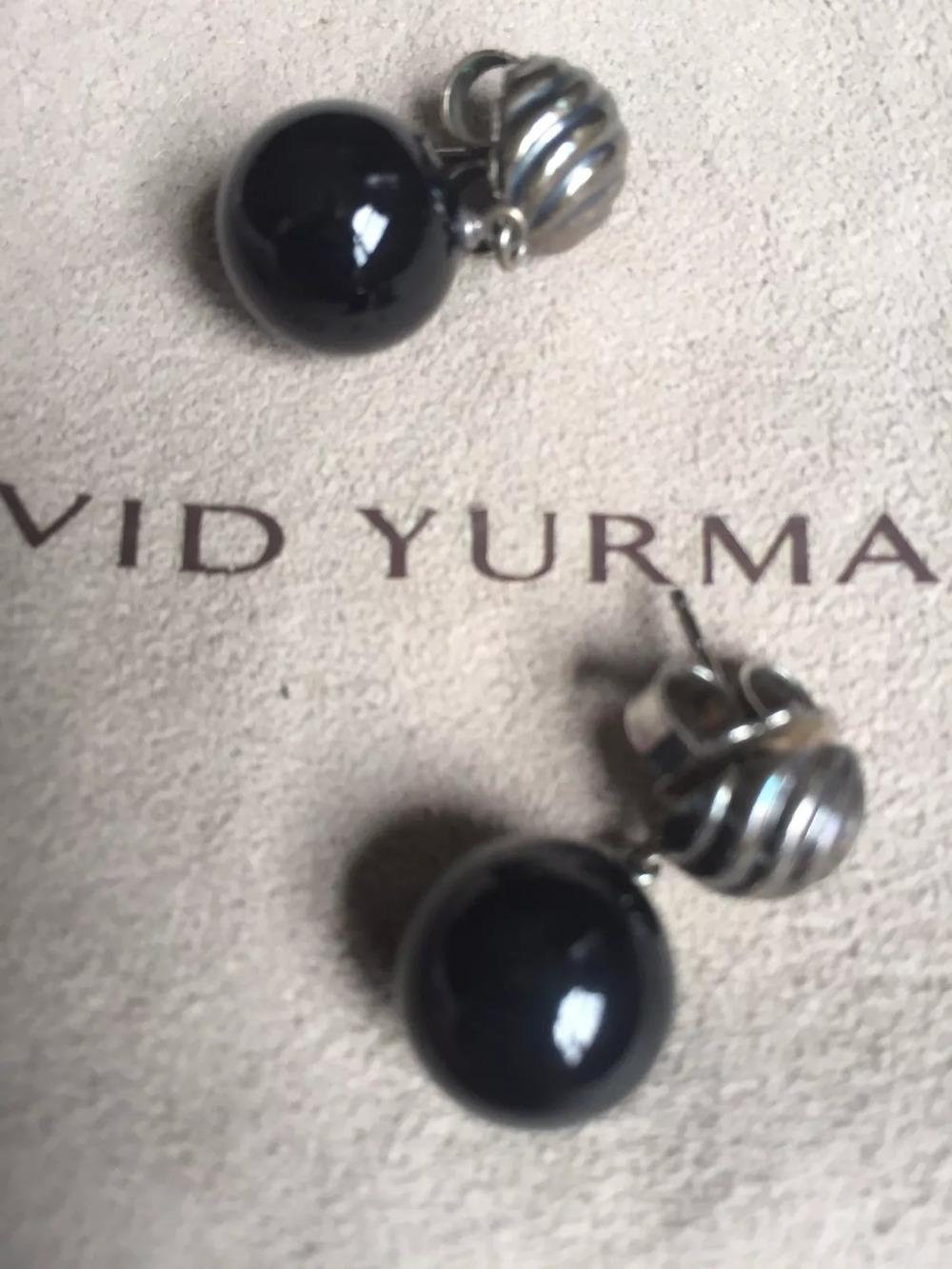 Rehaussez votre élégance avec ces superbes boucles d'oreilles goutte d'eau du célèbre créateur David Yurman. Fabriquée en argent sterling de haute qualité (925 pièces pour 1000), chaque boucle d'oreille est ornée d'une captivante pierre ronde en