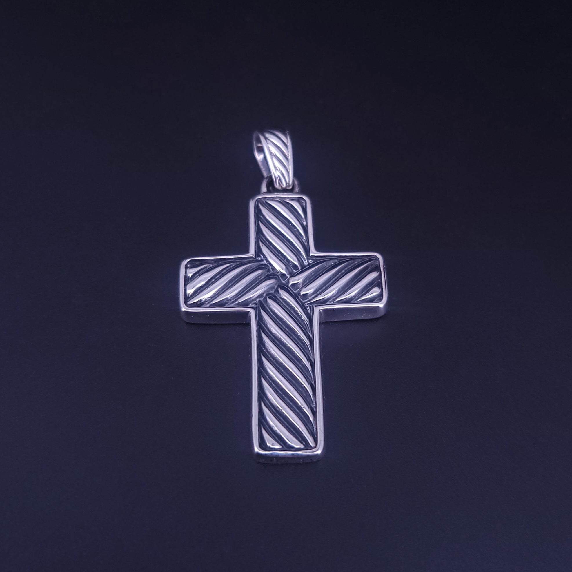 David Yurman Collana con ciondolo a forma di croce in onice nero e argento sterling con pietre esotiche