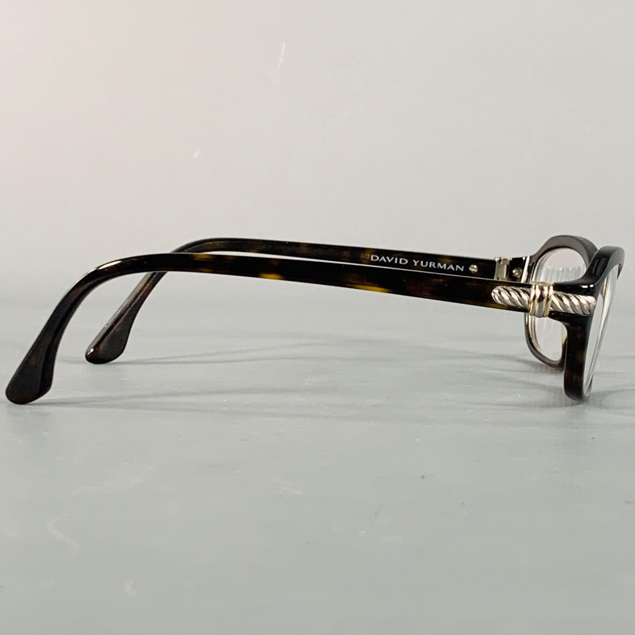 Montature David Yurman in acetato nero e tartaruga con abbellimenti laterali in metallo argentato. Nota: queste montature contengono lenti correttive, che dovranno essere cambiate da un ottico prima di essere indossate. Viene fornito con una