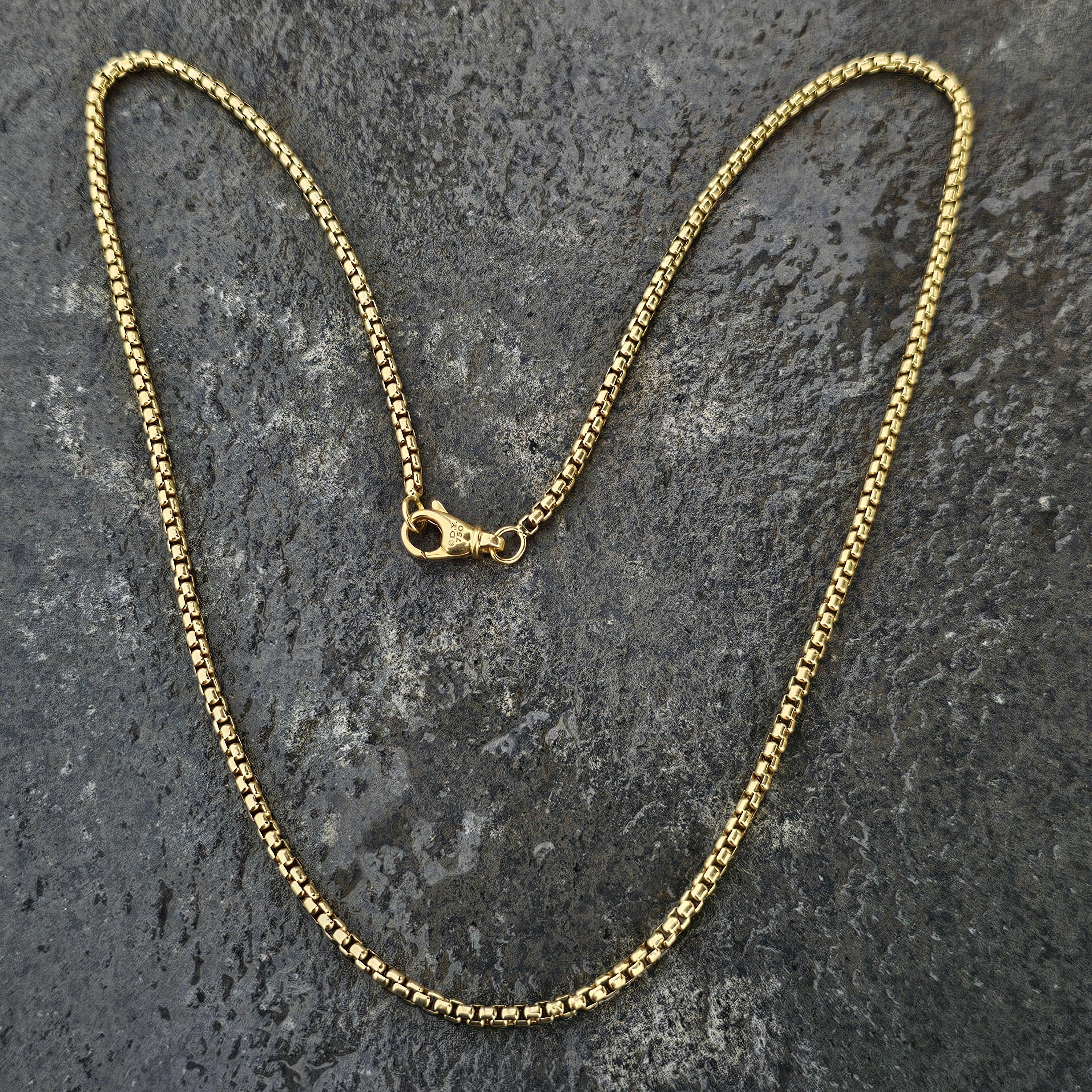 Enhance your collection with this exquisite chain necklace by David Yurman. Crafted from luxurious 18k yellow gold, this piece exudes sophistication and timeless appeal. The necklace measures 20 inches in length and 2.7 mm in width, offering a