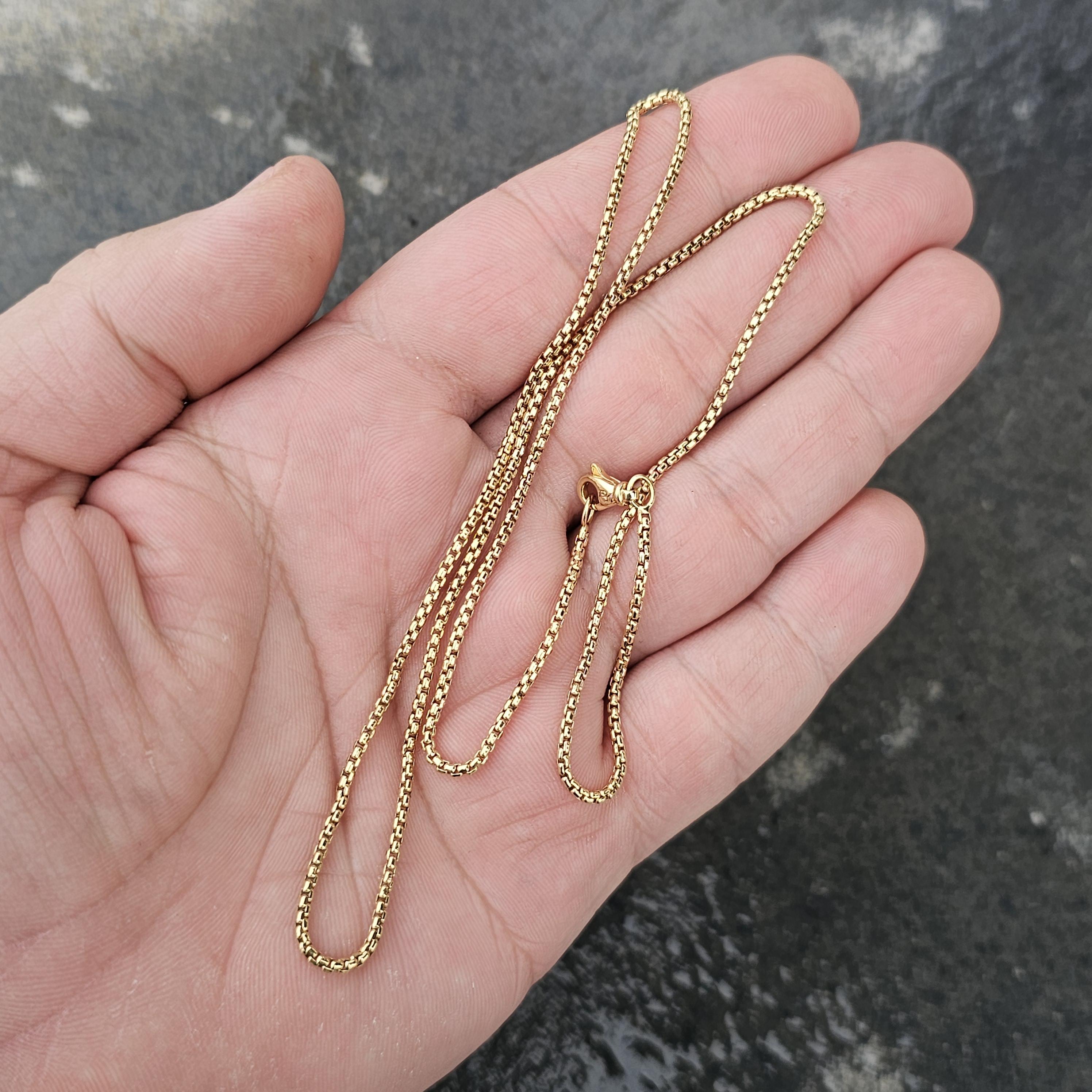 Enhance your collection with this exquisite David Yurman chain necklace. Crafted from 18k yellow gold, this piece features a delicate link design that exudes elegance and simplicity. The necklace measures 22 inches in length and 1.7 mm in width,