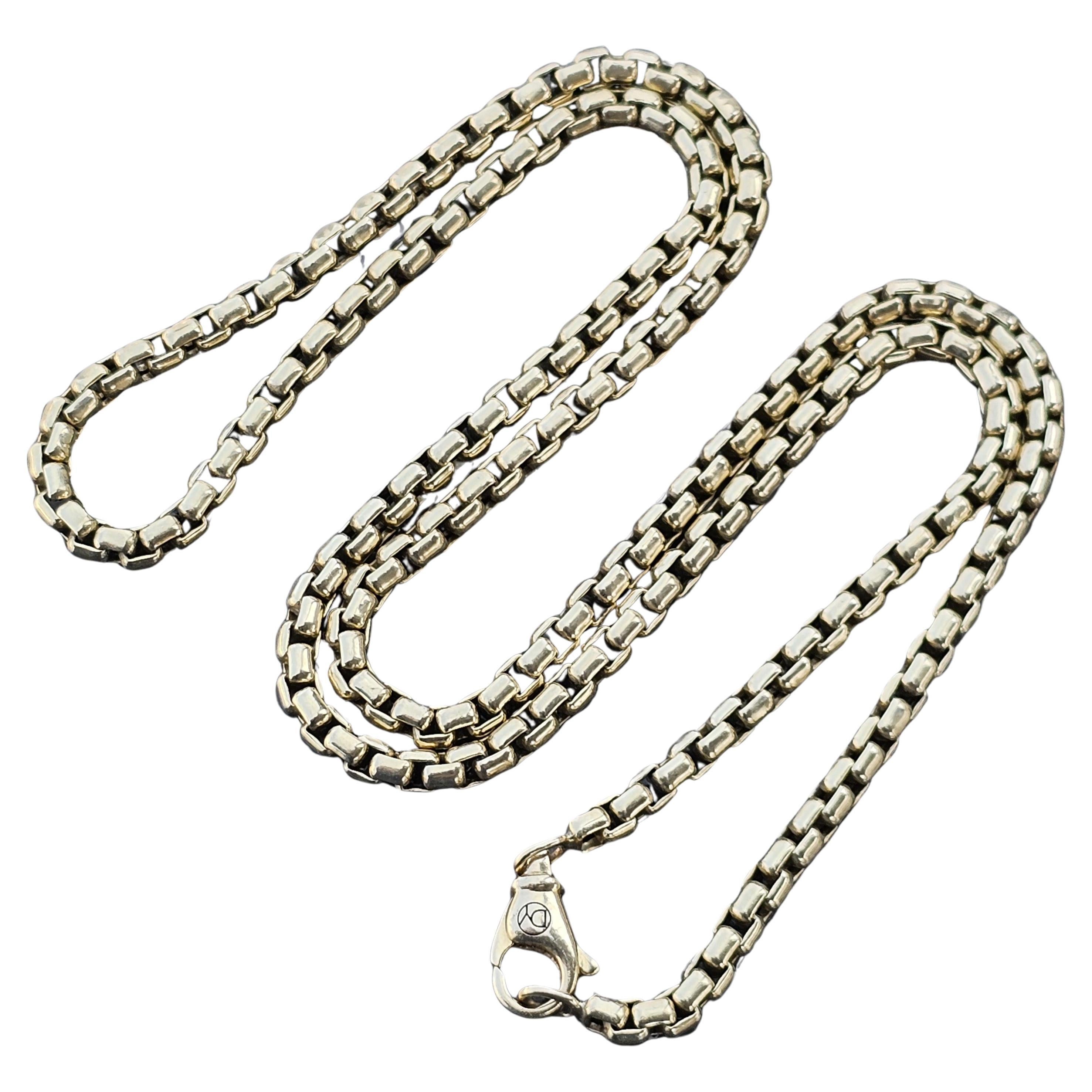Améliorez votre collection avec ce collier à chaîne exquis de David Yurman. Fabriquée en or jaune 18 carats, cette pièce exsude la sophistication et le style. Le design robuste du collier présente une série de maillons imbriqués, créant un look