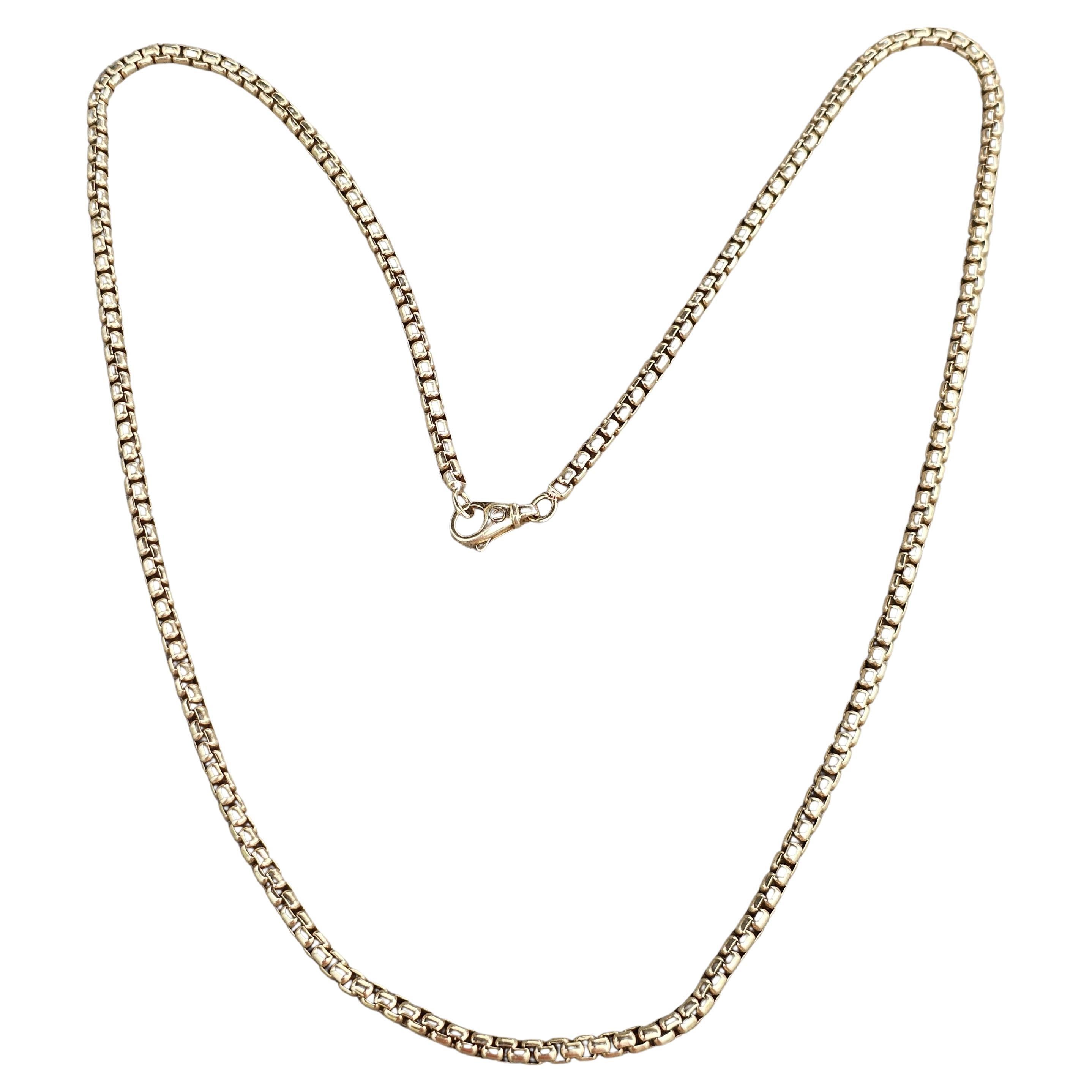 Eleva il tuo stile con questa raffinata collana a catena di David Yurman. Realizzato in oro giallo 18k, emana eleganza e raffinatezza. Il design classico è perfetto per ogni occasione. Attualmente il prezzo al dettaglio è di 7700 dollari.

Questa
