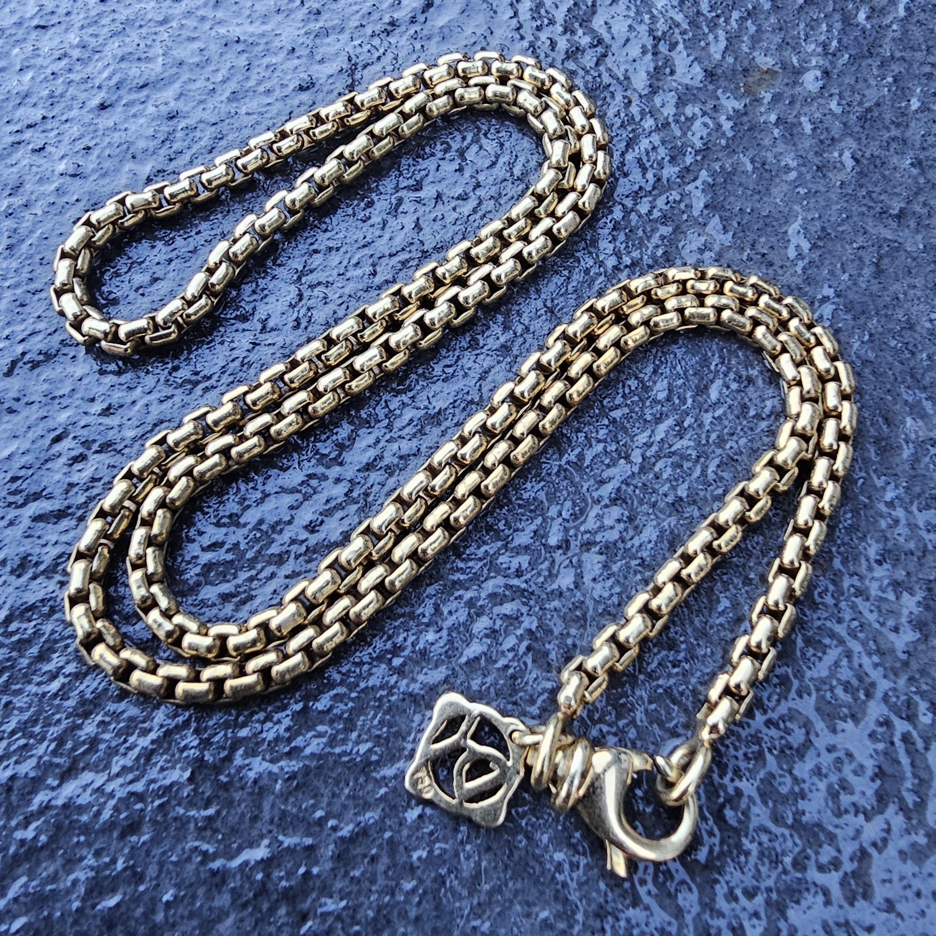 Ecco una splendida collana a catena David Yurman realizzata in lussuoso oro giallo 18 carati. La collana presenta un design classico e raffinato, con una finitura liscia e lucida che emana eleganza.

La catena è realizzata in modo meticoloso, per un