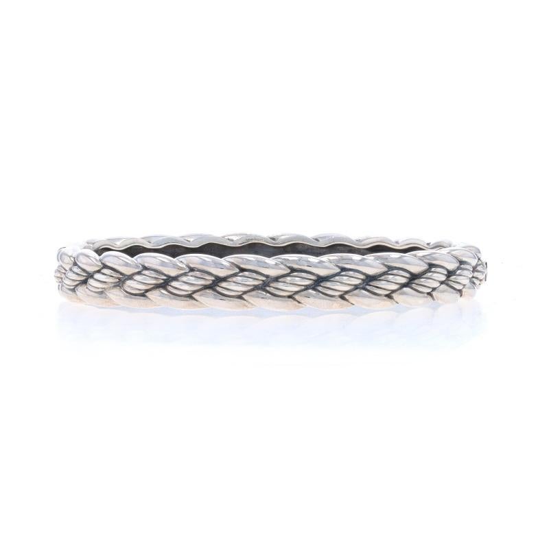 Marke: David Yurman
Design/One:  Geflochtenes Kabel

Metallgehalt: Sterling Silber

Stil: Scharnier-Armreif
Verschluss-Typ: Tab Box Schließe

Messungen

Innerer Umfang: 6 1/4