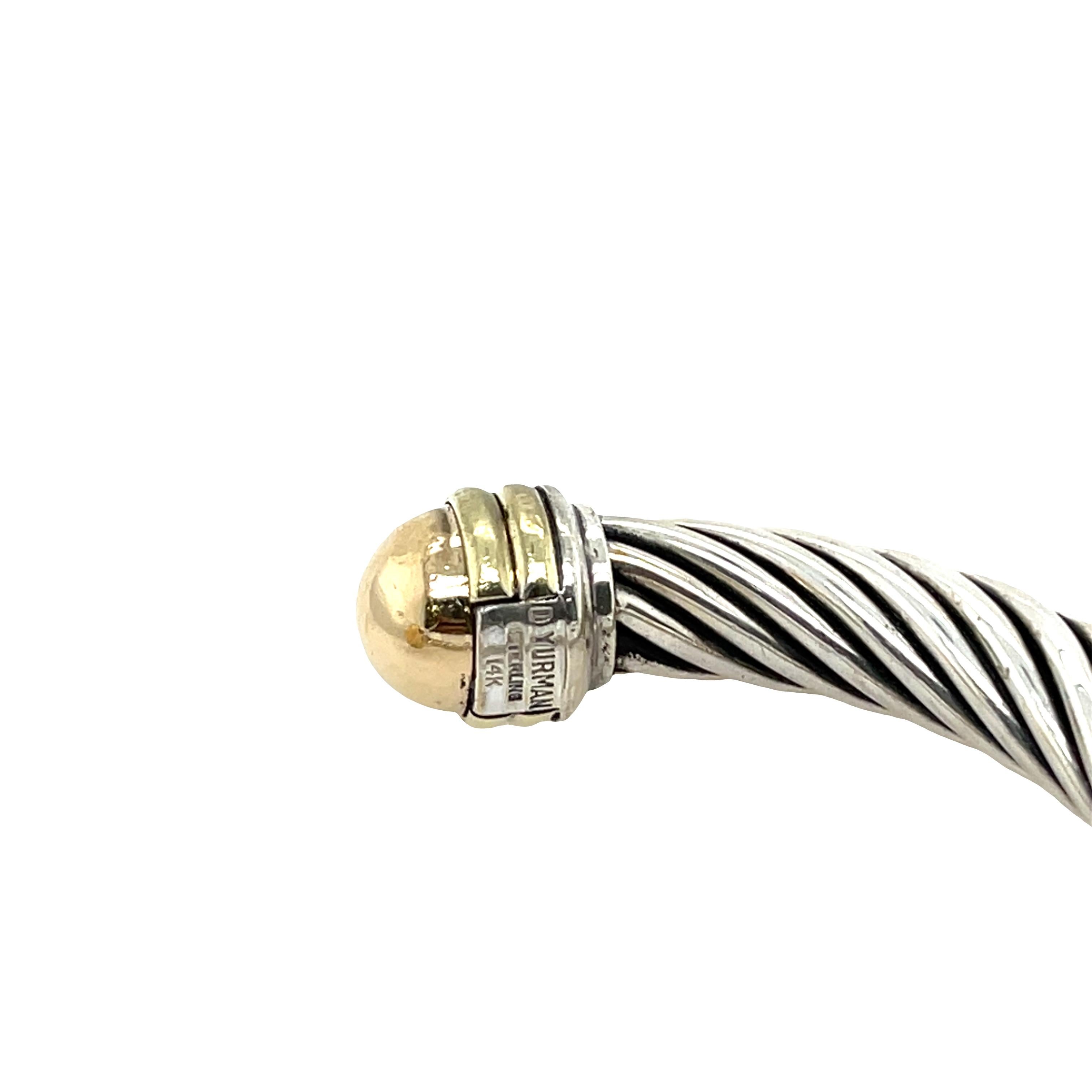 David Yurman Kabel Armreif - 
Ikonisches Design mit gedrehtem Kabel, gefertigt aus Sterlingsilber 
mit polierten Endkappen aus 18 Karat Gelbgold, 
die die charakteristische Eleganz und Handwerkskunst der Marke unterstreicht.

Gesamtgewicht:
